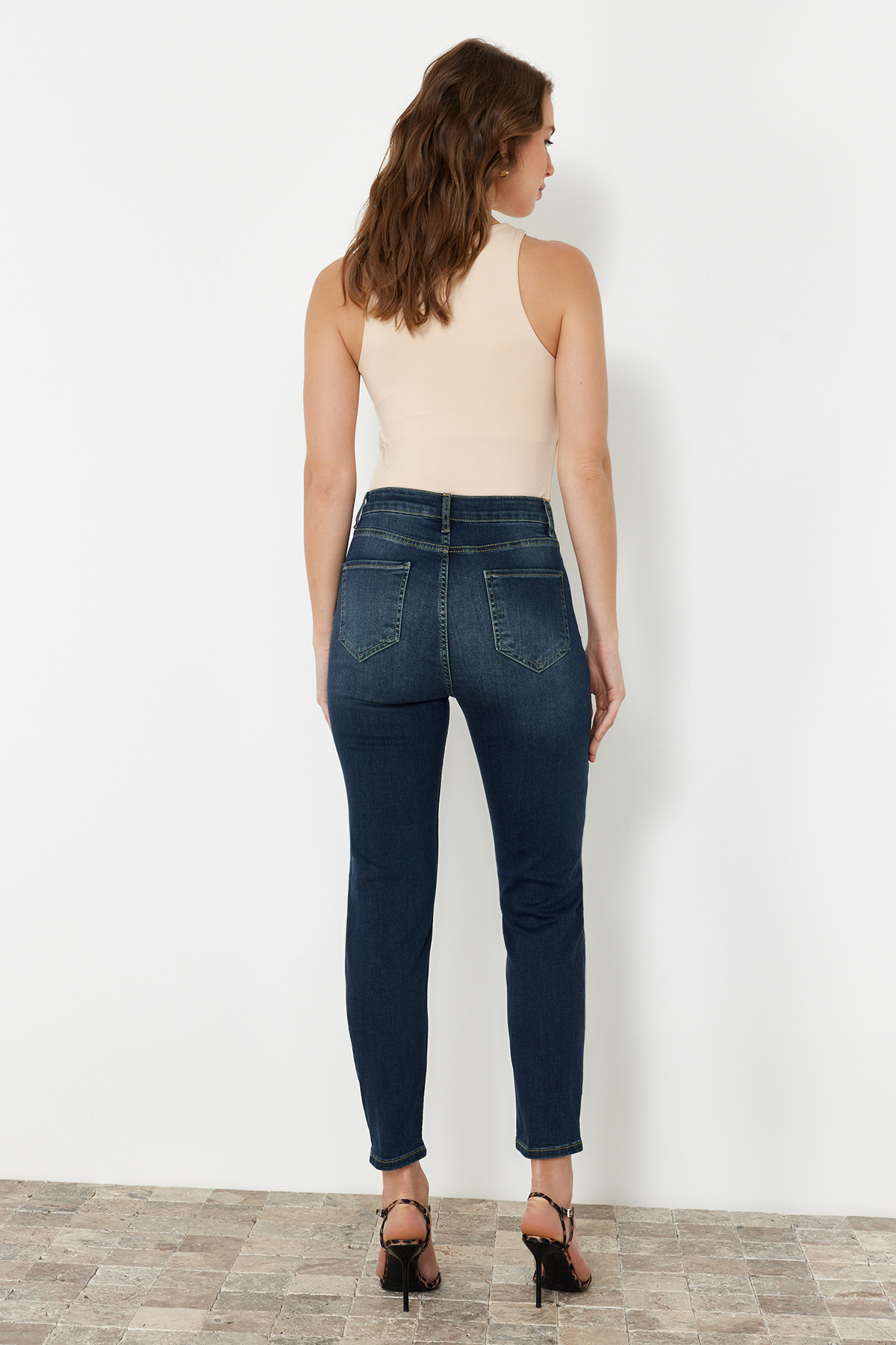 Trendyolmilla  Mavi Yüksek Bel Mom Jeans TWOSS24JE00322 - Görsel 6