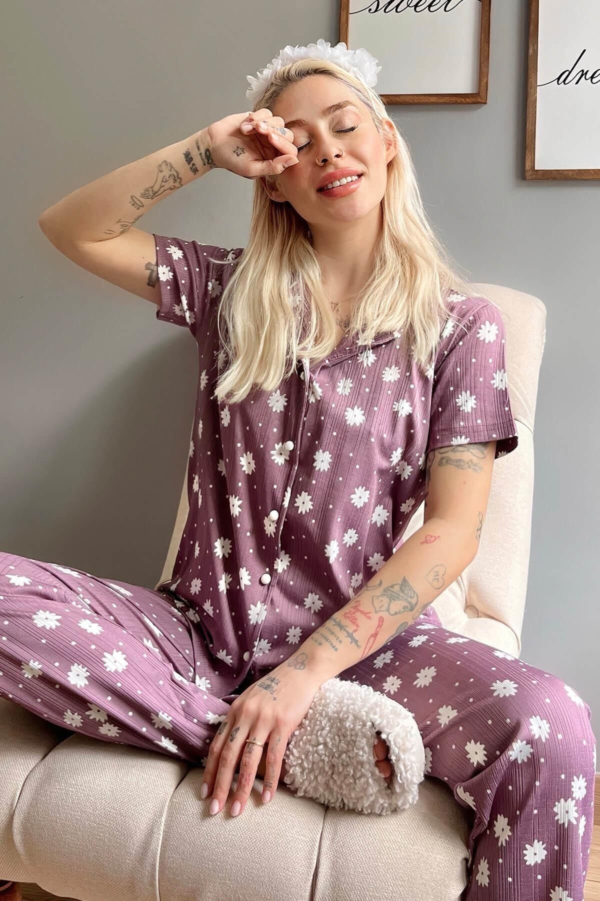 Pijamaevi Mor Papatya Desenli Örme Önden Düğmeli Kısa Kol Kadın Pijama