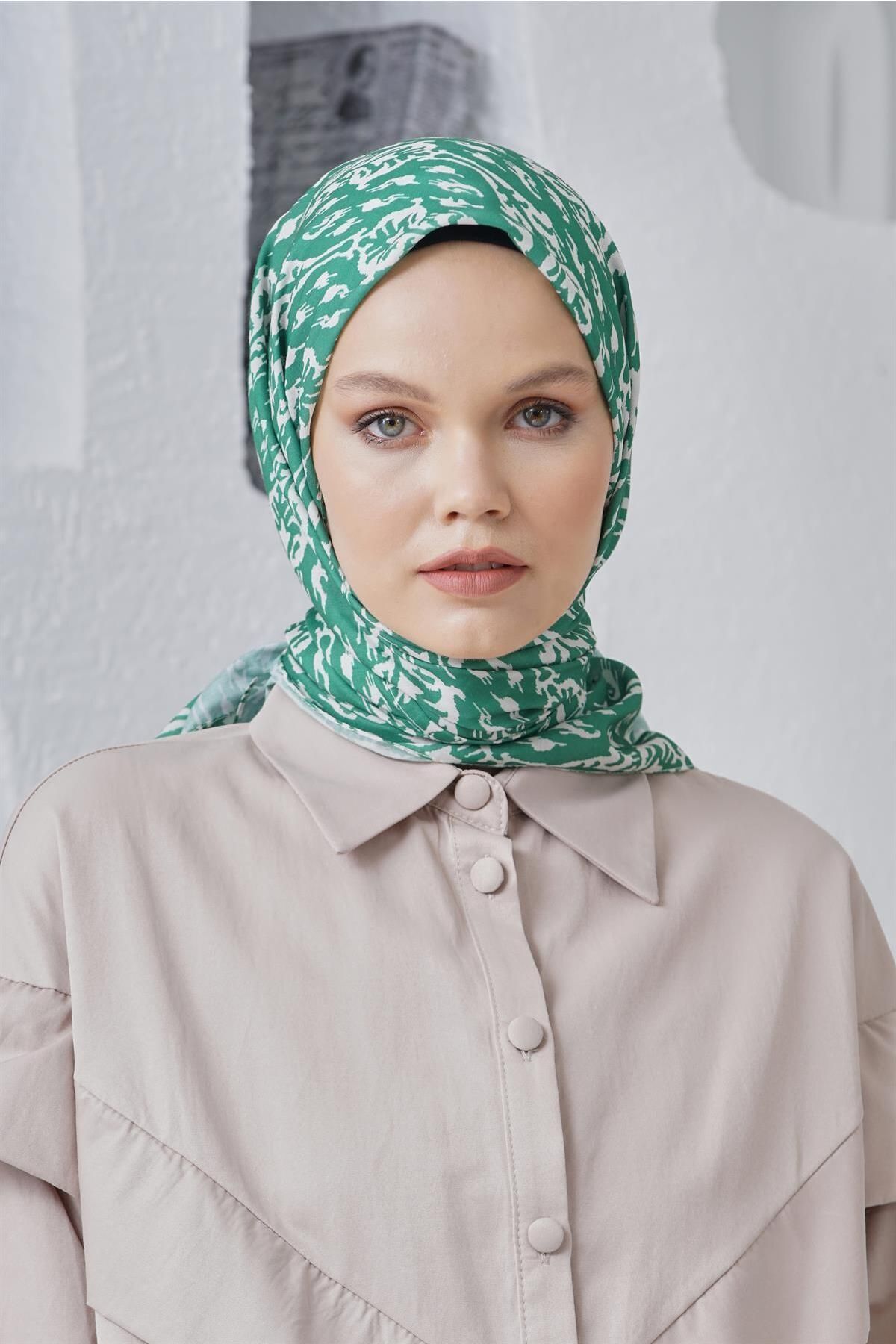 روسری چند رنگ حجاب کاشی پنبه مخلوط طرح دار بنتون Loryan