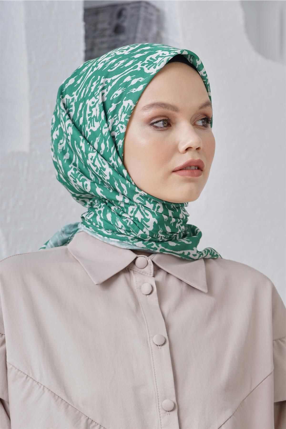 روسری چند رنگ حجاب کاشی پنبه مخلوط طرح دار بنتون Loryan