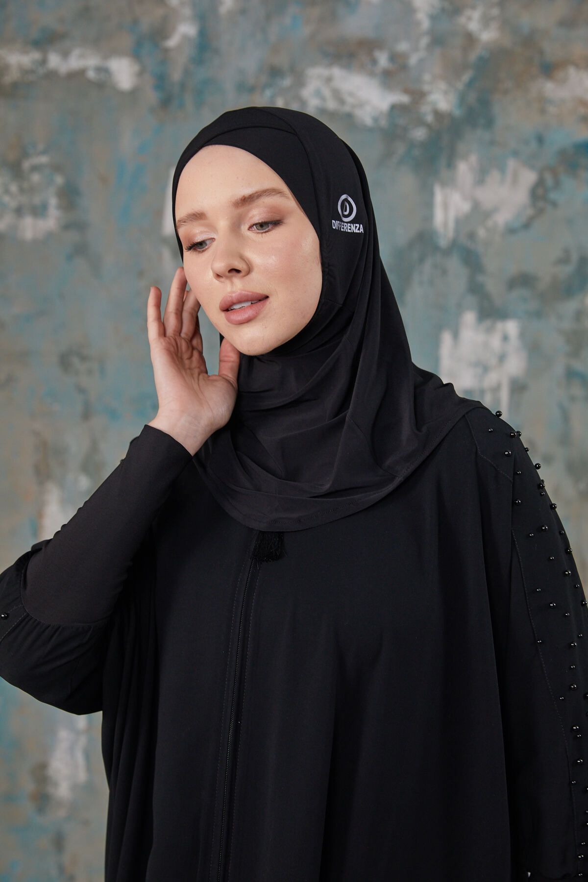 Differenza-Black Cross Hologram Bonnet - Stylish Design 3