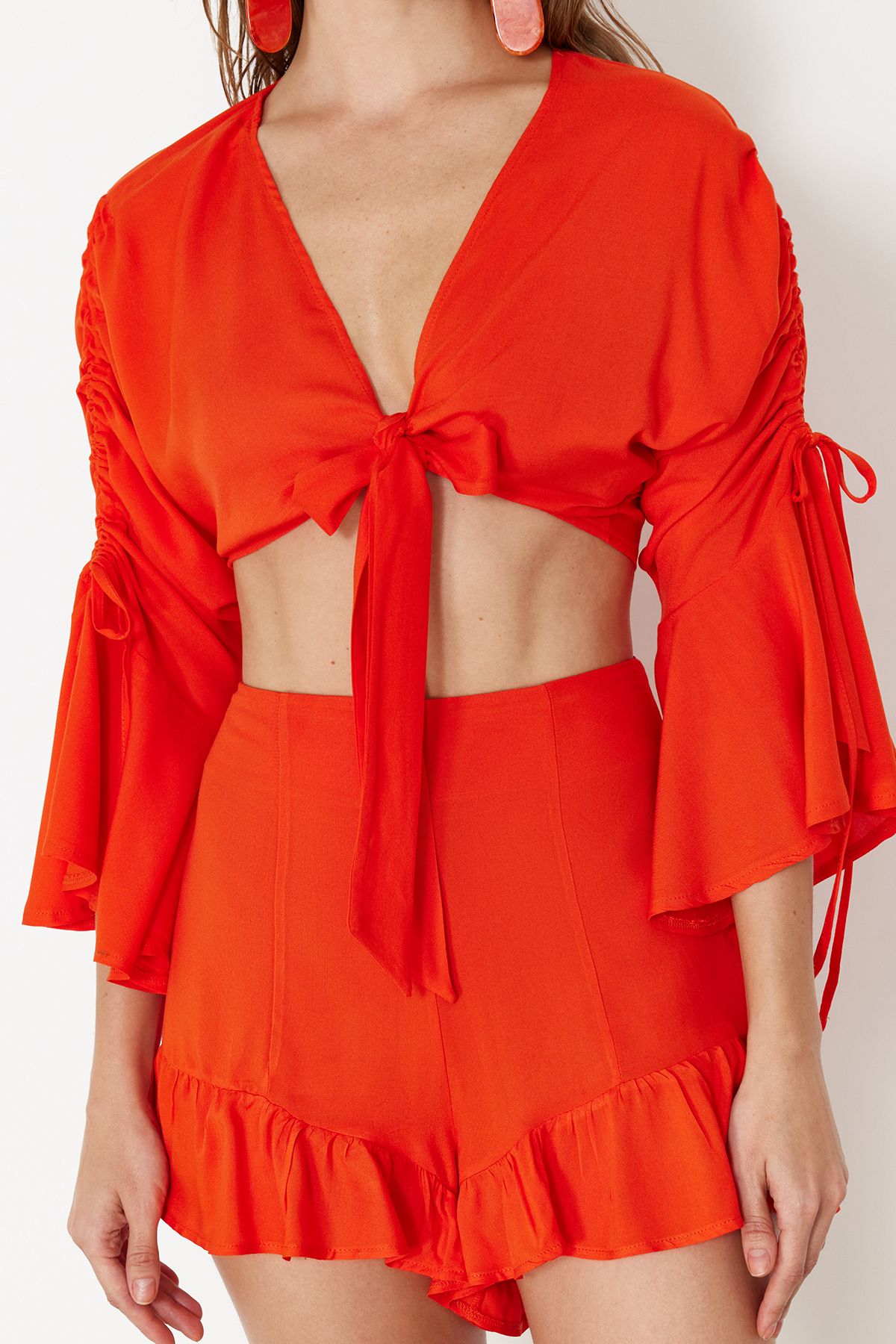 Trendyol Collection-Strand-Set aus gewebter Bluse und Shorts mit roten Rüschen – TBESS23AU00128 4