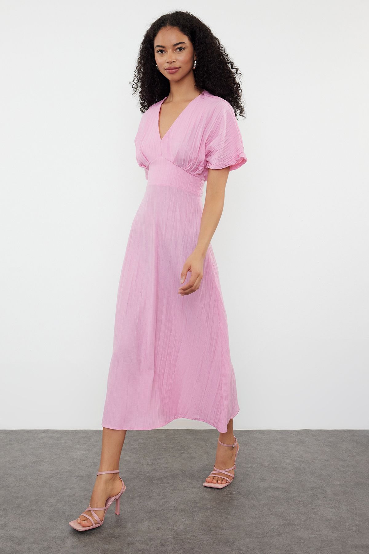 Trendyol Collection Sukienka maxi w kolorze fuksji z dekoltem w kształcie litery V – linia A, detale w gorsecie, tkana – TWOSS24EL00620