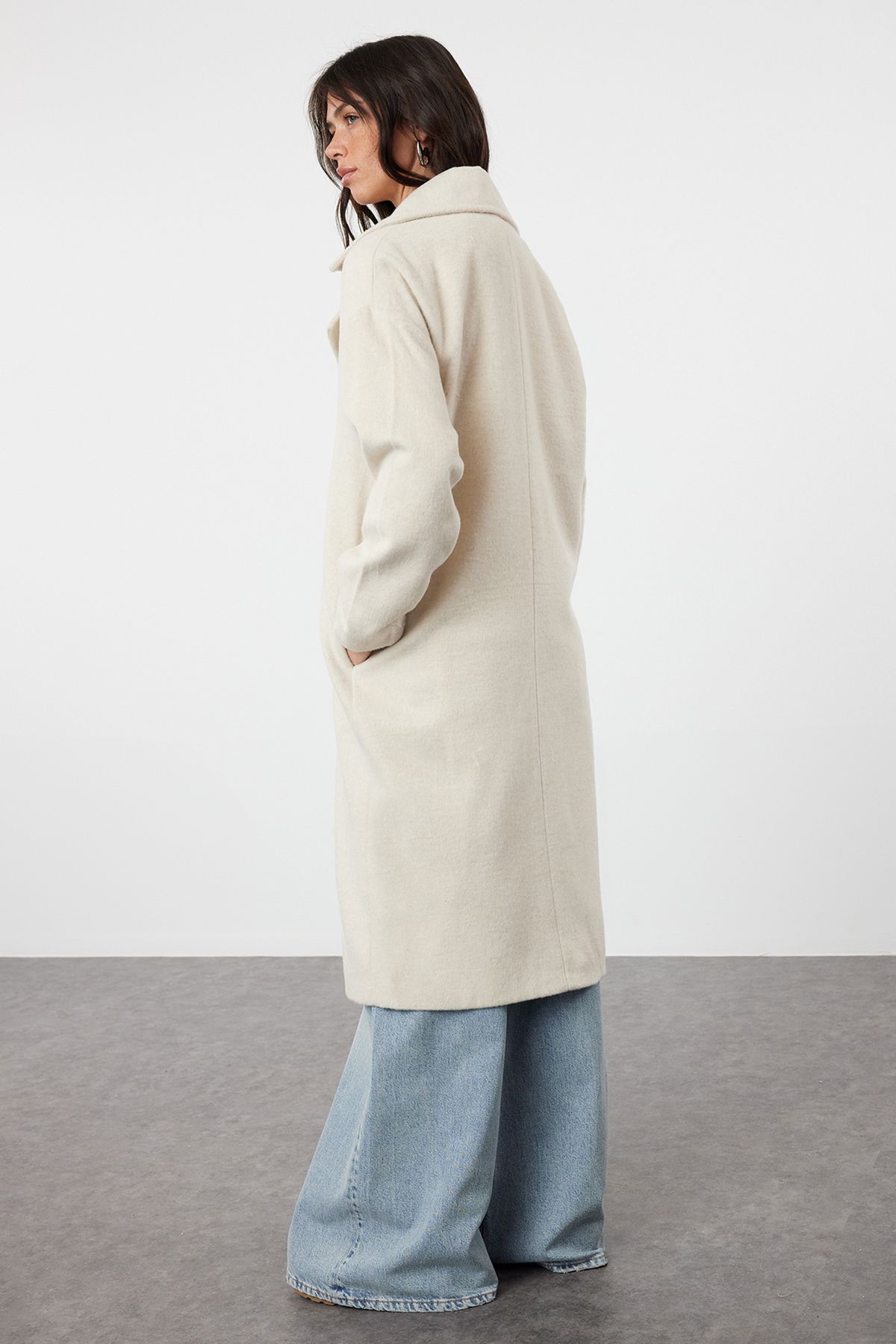Trendyol Collection-Dlouhý vlněný oversize kabátek - Ecru TWOAW21KB0038 5