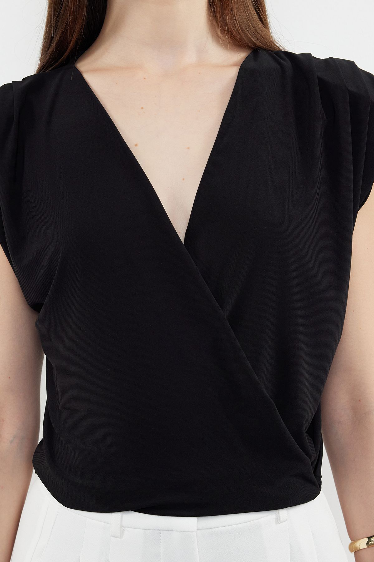 Trendyol Collection-Schwarze, zweireihige, flexible Strickbluse mit normaler Form und wattiertem Kragen TWOSS24BZ00632 4