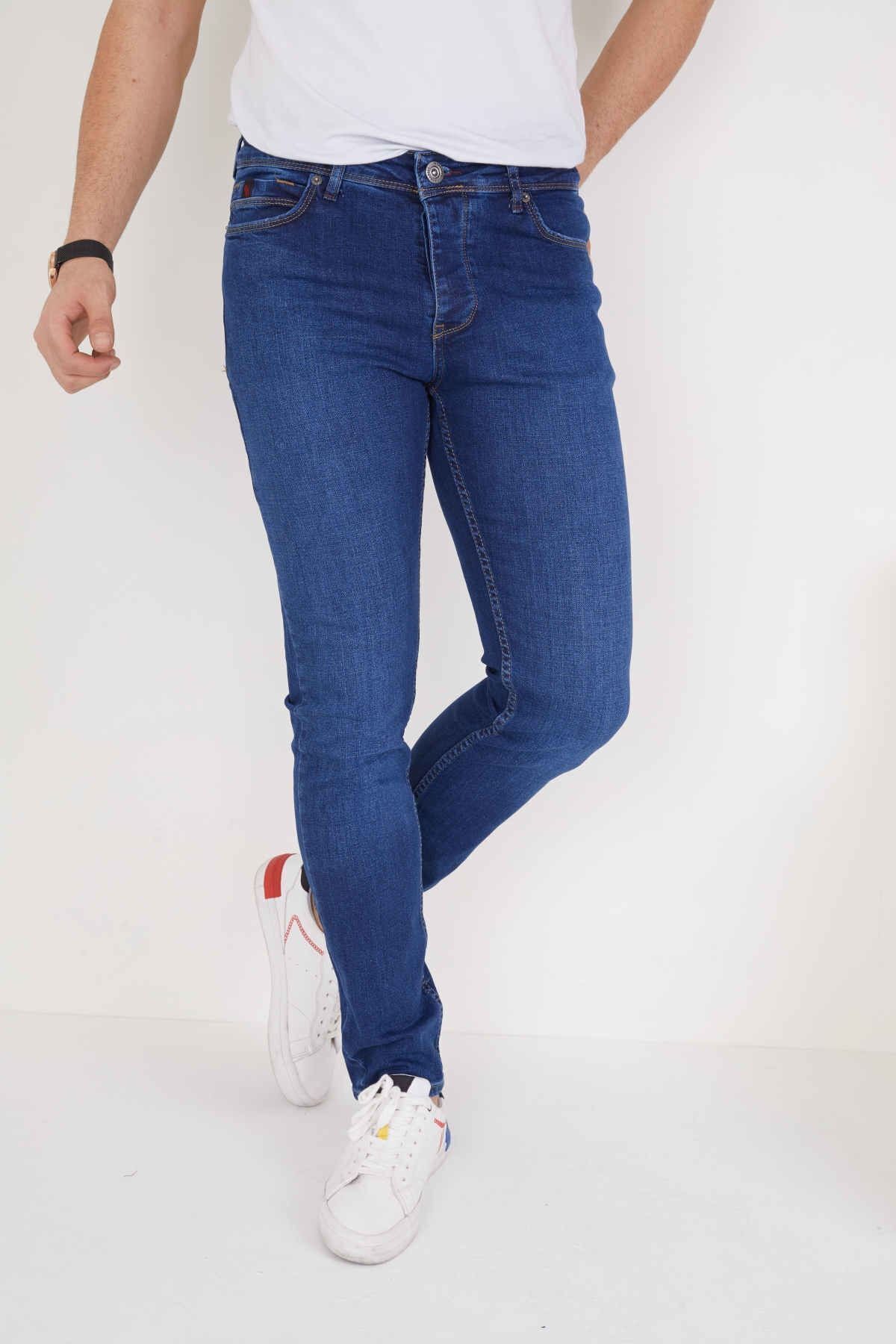 cest un pantalon en jean pur et bleu