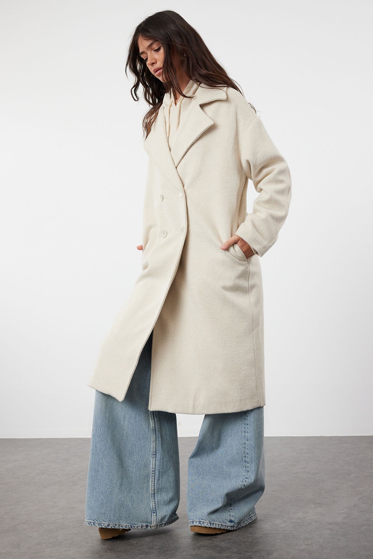 Trendyol Collection-Dlouhý vlněný oversize kabátek - Ecru TWOAW21KB0038 2