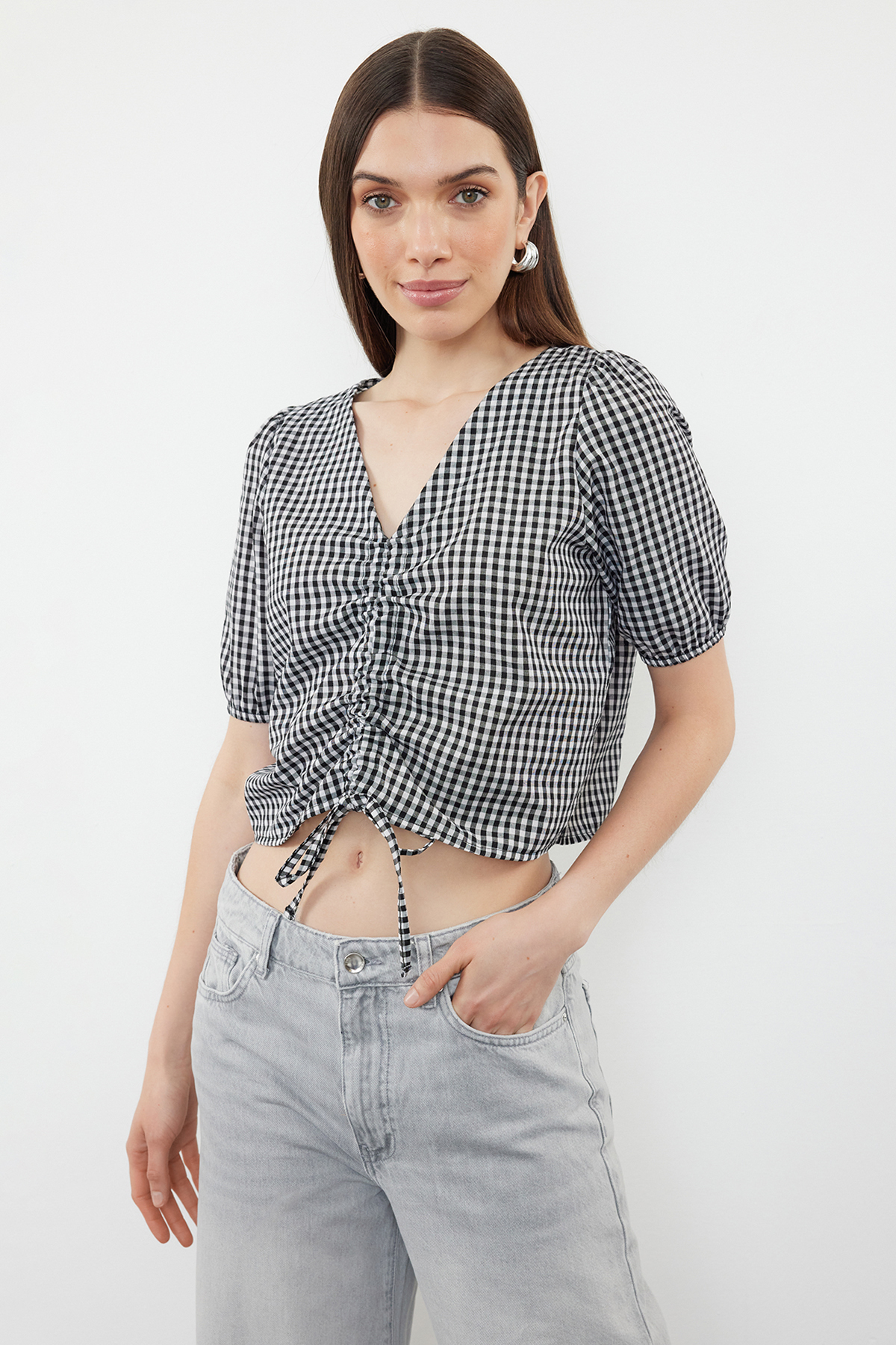 Trendyolmilla  Siyah Büzgülü Pötikare Crop Dokuma Bluz TWOSS24BZ00643 - Görsel 2
