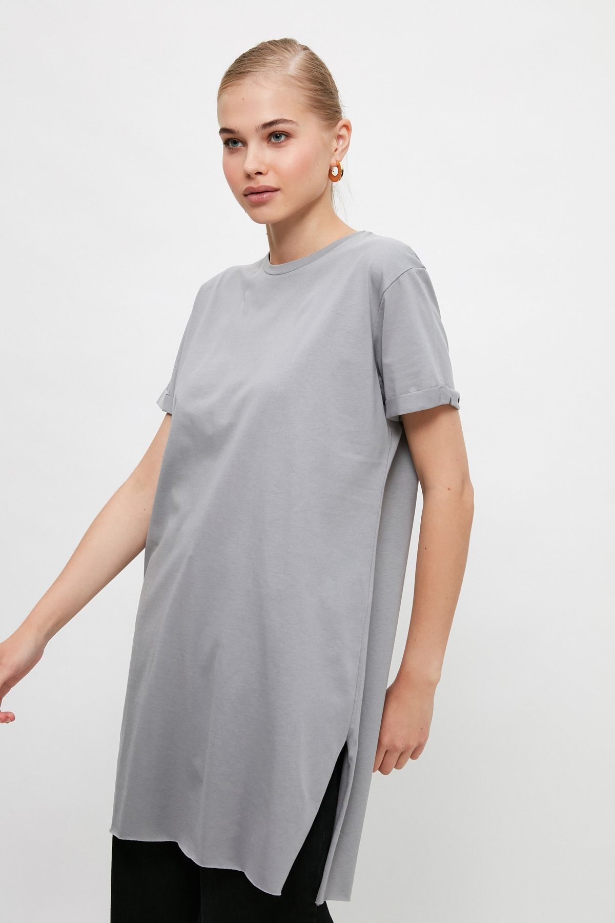 Trendyol Modest-Podstawowa szara koszulka z pojedynczego dżerseju - 100% bawełny, krótki rękaw i rozcięcie TCTSS21TN0056 4