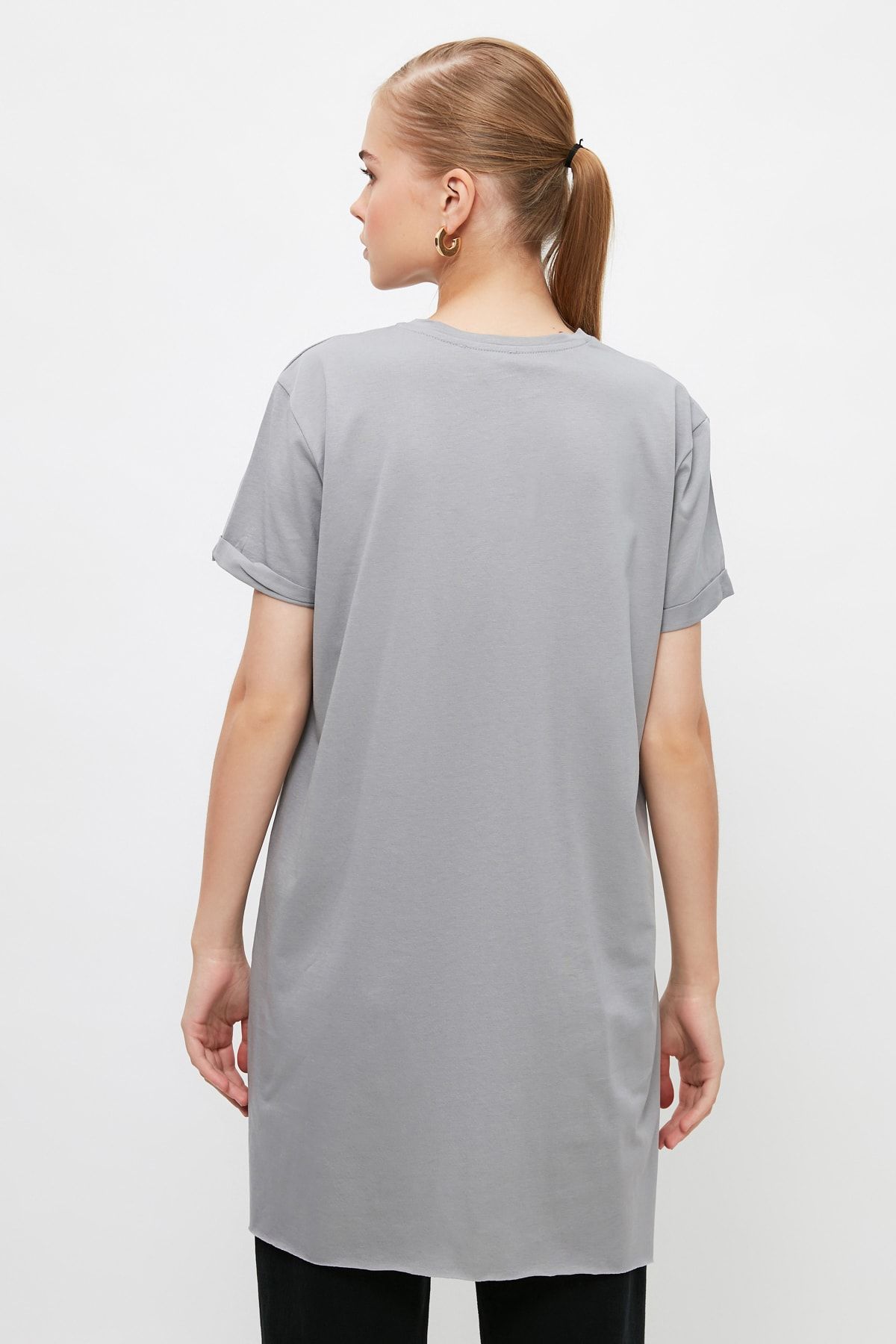 Trendyol Modest-Podstawowa szara koszulka z pojedynczego dżerseju - 100% bawełny, krótki rękaw i rozcięcie TCTSS21TN0056 7