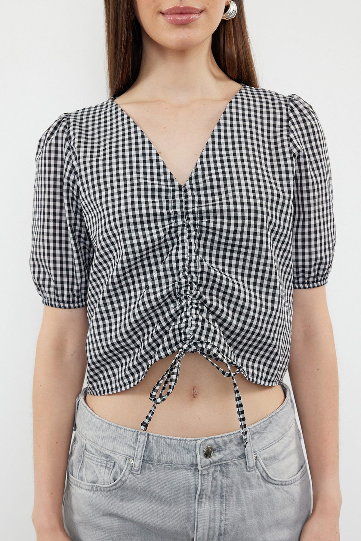 Trendyolmilla  Siyah Büzgülü Pötikare Crop Dokuma Bluz TWOSS24BZ00643 - Görsel 3