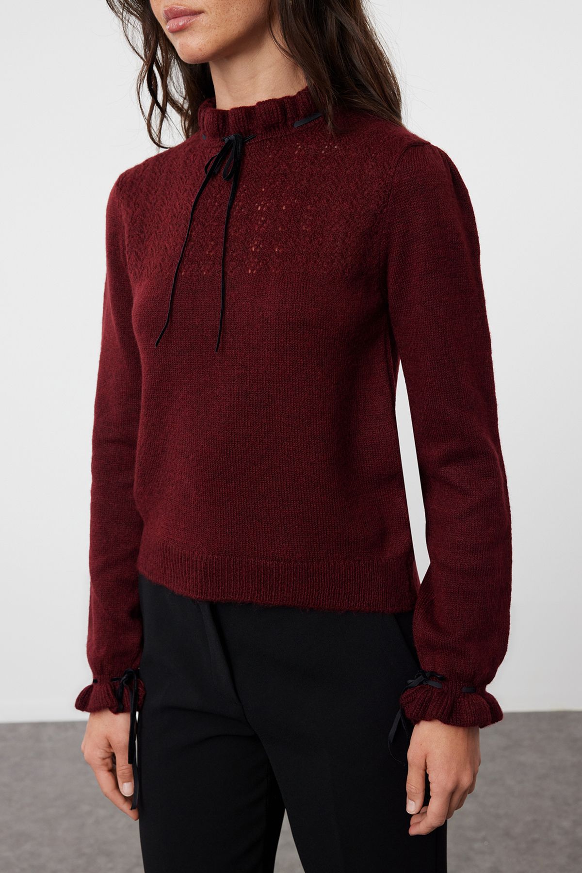 Trendyol Collection-Sweter z dzianiny Claret Red - miękka faktura, ażurowe zdobienia i kokarda Twoaw21Kz2355 4