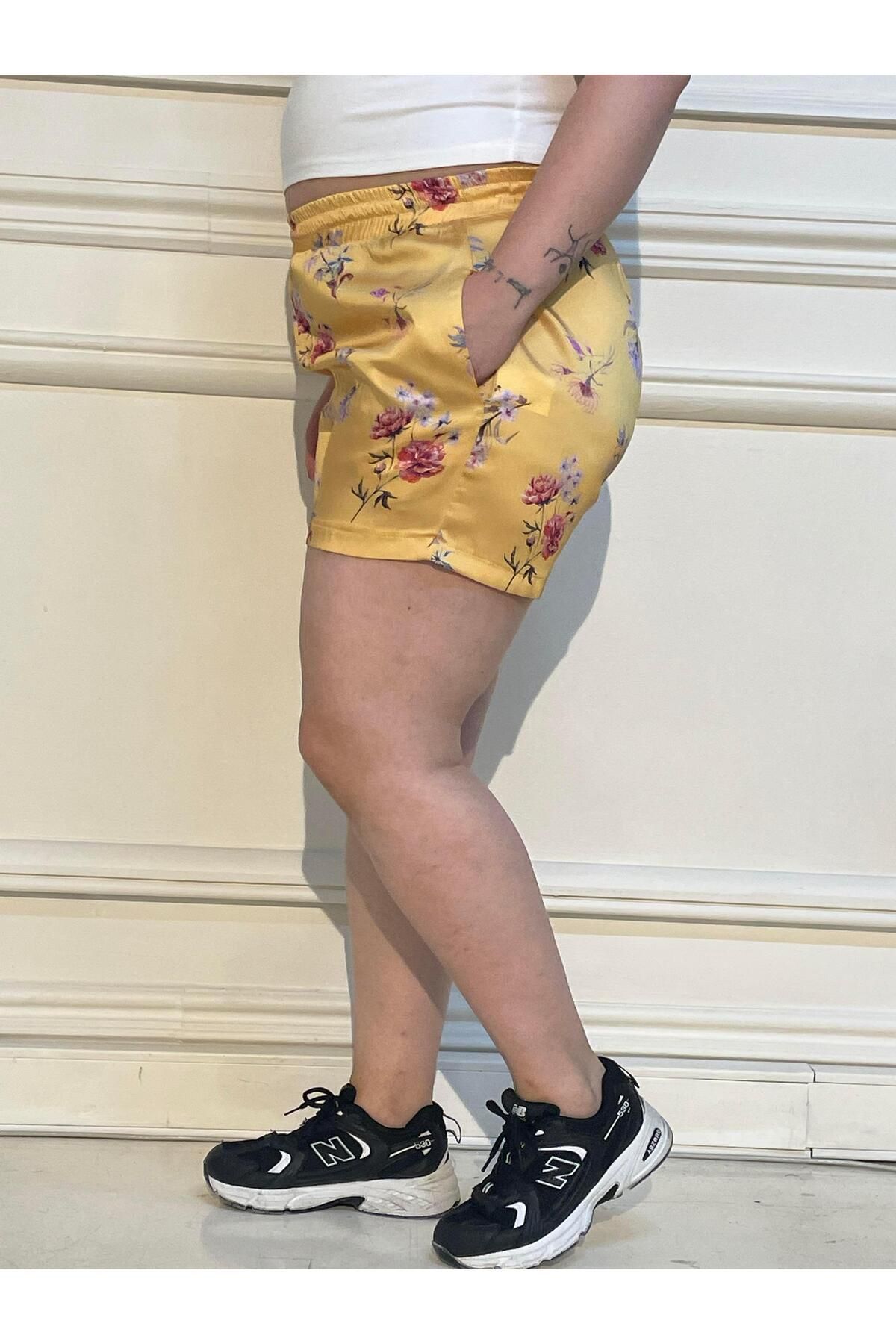 DISENTIS MODEST-Yellow Satin Flower Pattern - Large Size Shorts with Pockets and Elastic Waist 2