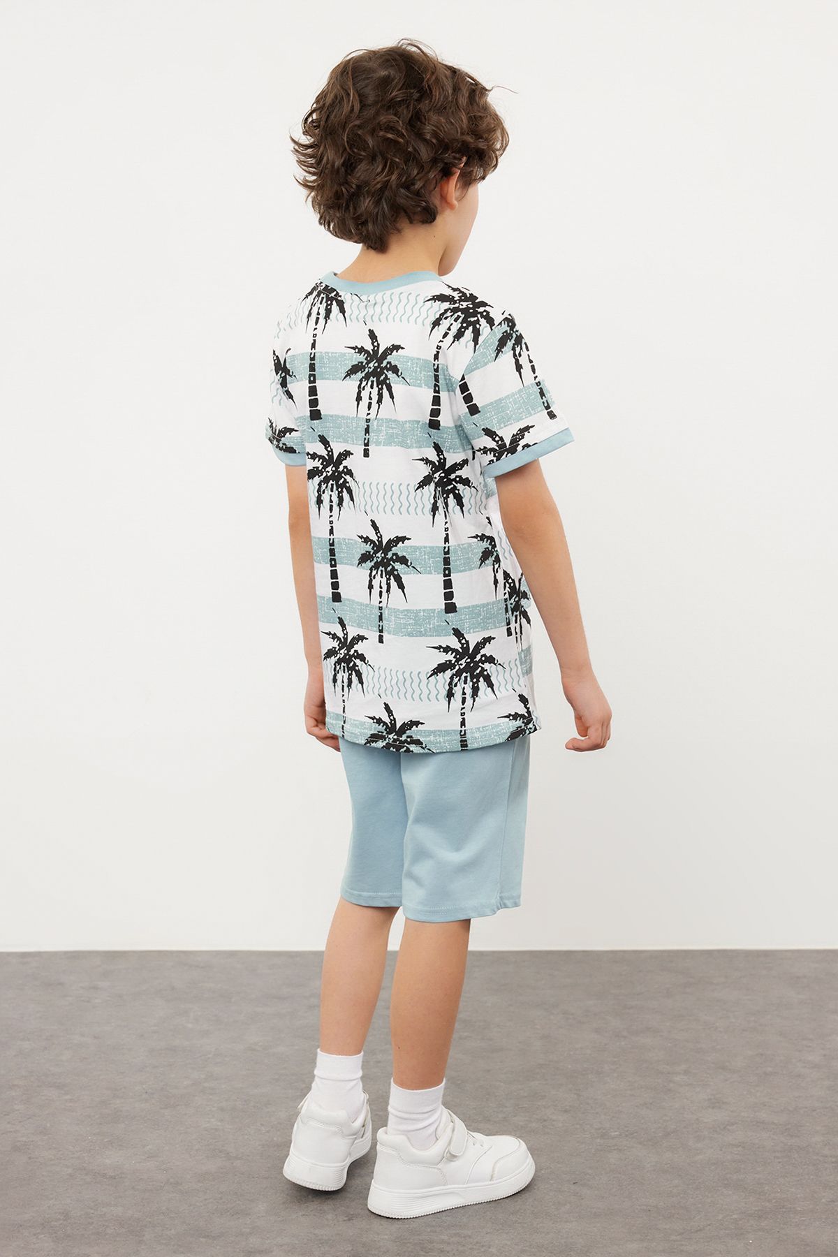 TRENDYOLKIDS-Chlapecká sada trička a šortek s modrým potiskem dlaně - TKDSS24AU00028 2