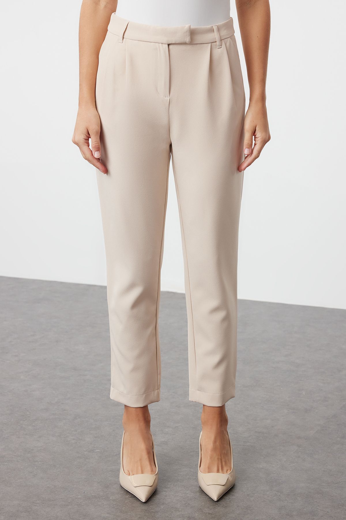 Trendyol Modest-Set aus Jacke, Hose und Oberteil mit gewölbtem Kreppfutter in Stein TCTSS24US00010 4
