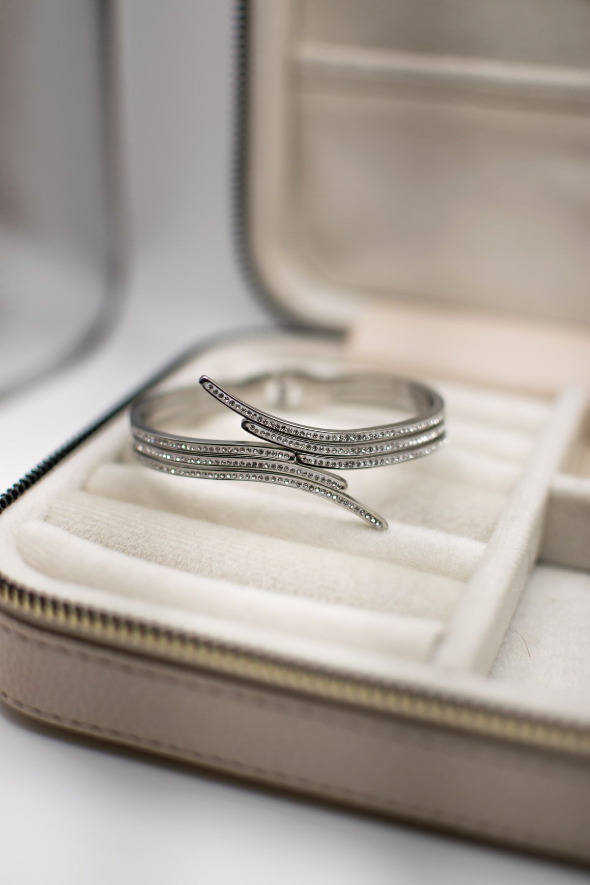 Gümüş Zirkon Taşlı Çelik Kelepçe Bileklik