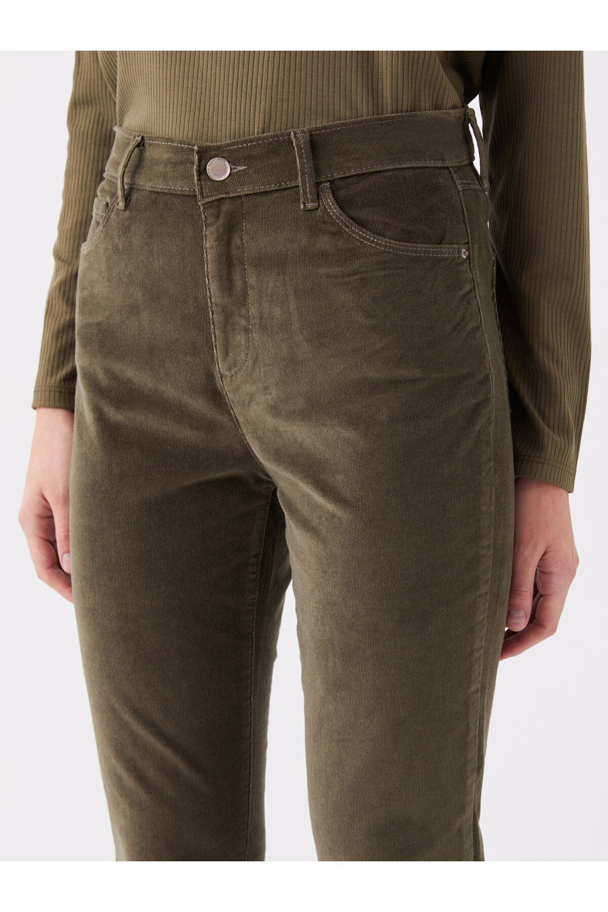 LC Waikiki-Normale Taille, schmale Passform, gerade Samt-Damenhose 2