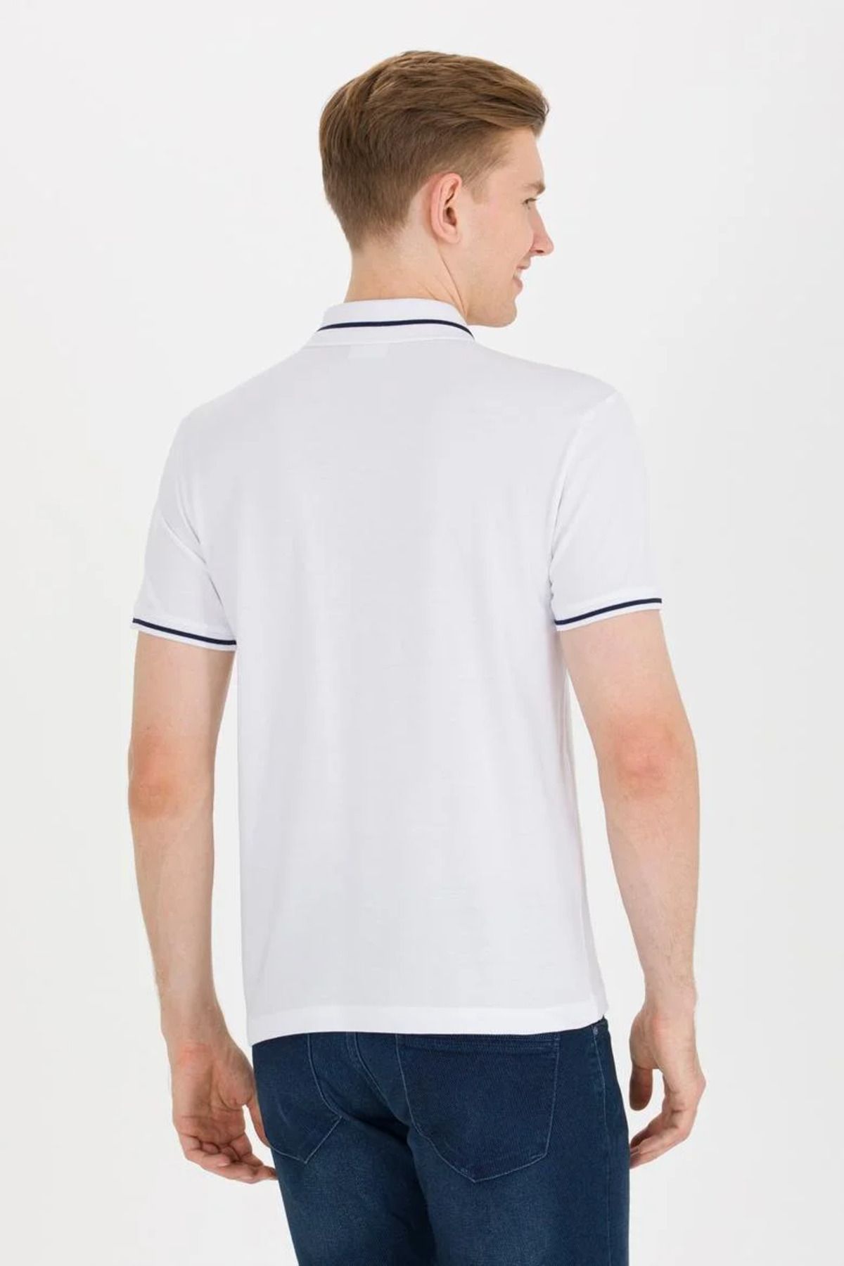 U.S. Polo Assn.-تي شيرت أبيض بياقة بولو بقصة ضيقة للرجال 5