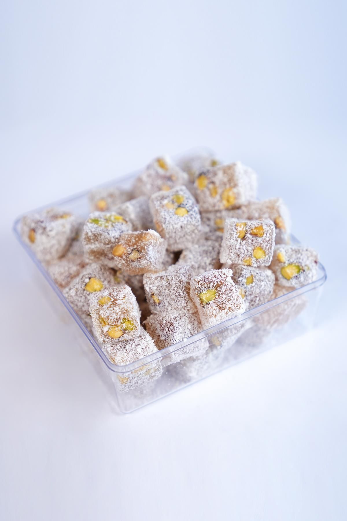 LOKUMCU MEHMET EFENDİ Tatlı bir hikaye Hindistan Cevizli Çifte Kavrulmuş Antep Fıstıklı Lokum 500 Gr