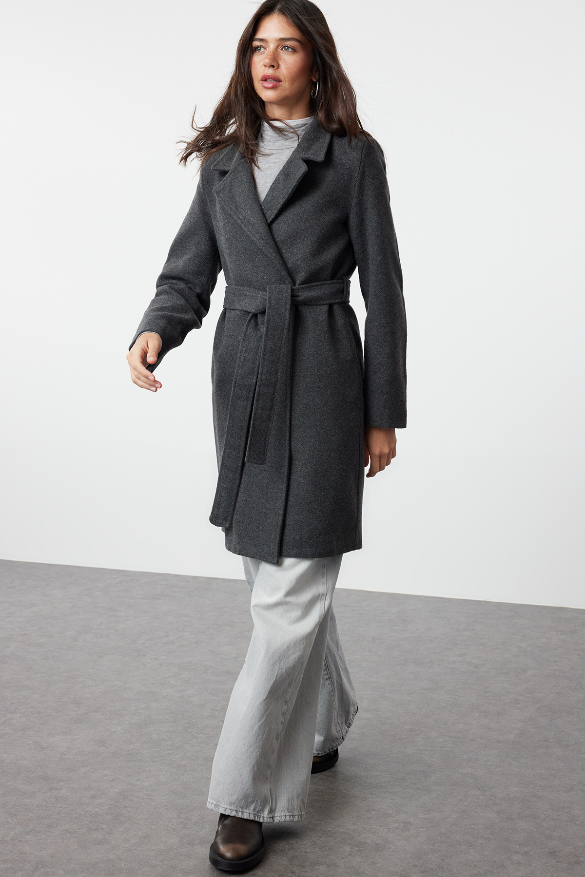 Trendyol Collection Długi wełniany płaszcz Stamp w kolorze antracytowym – z paskiem, TWOAW20KB0033