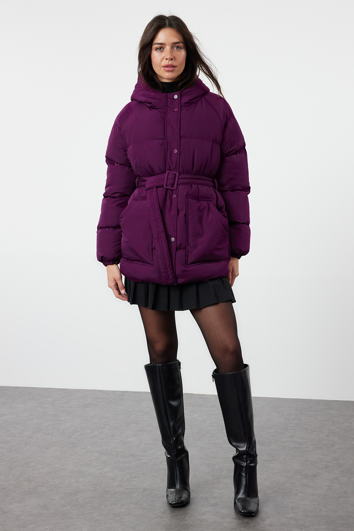 Trendyol Collection Wodoodporna kurtka puchowa z kapturem i paskiem - Śliwkow...