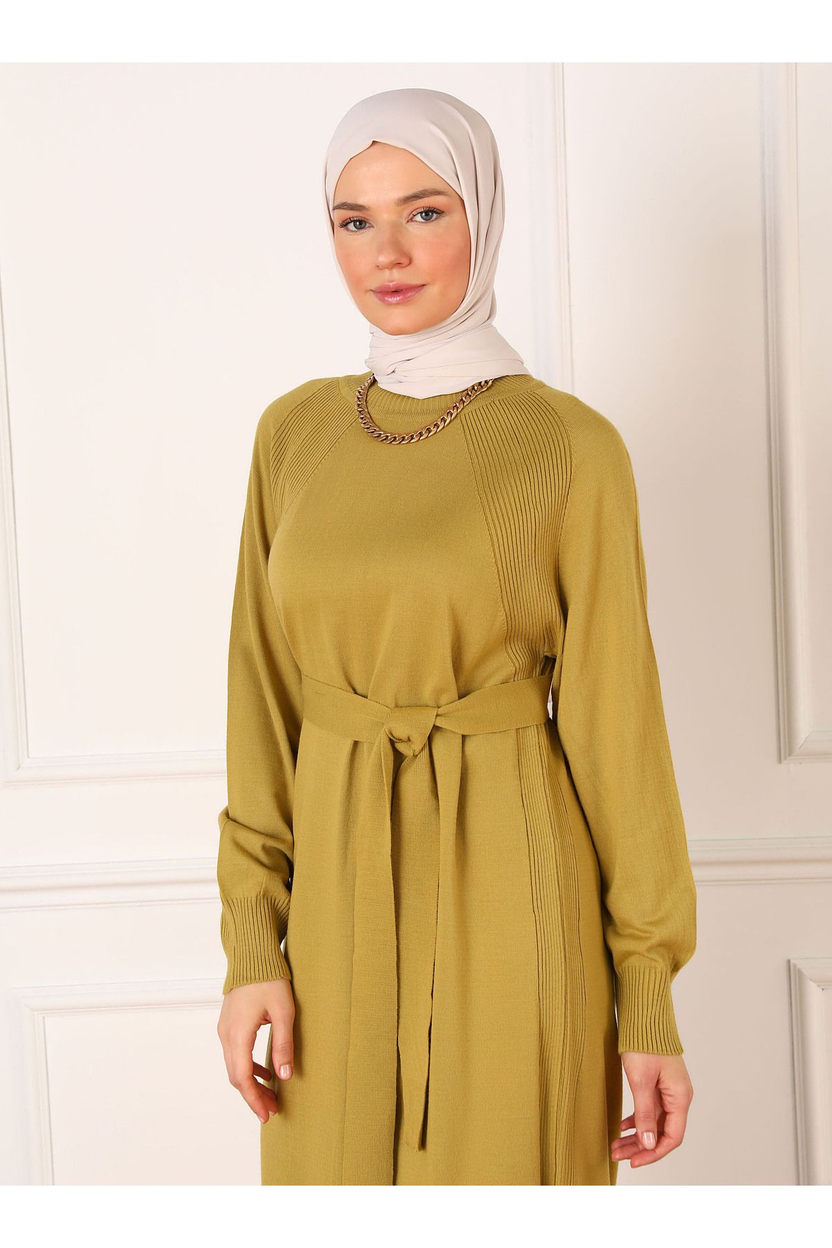 Refka-Hijab-Kleid aus Strick mit Raglanärmeln und Gürteldetail – Ölgrün – Refka 3