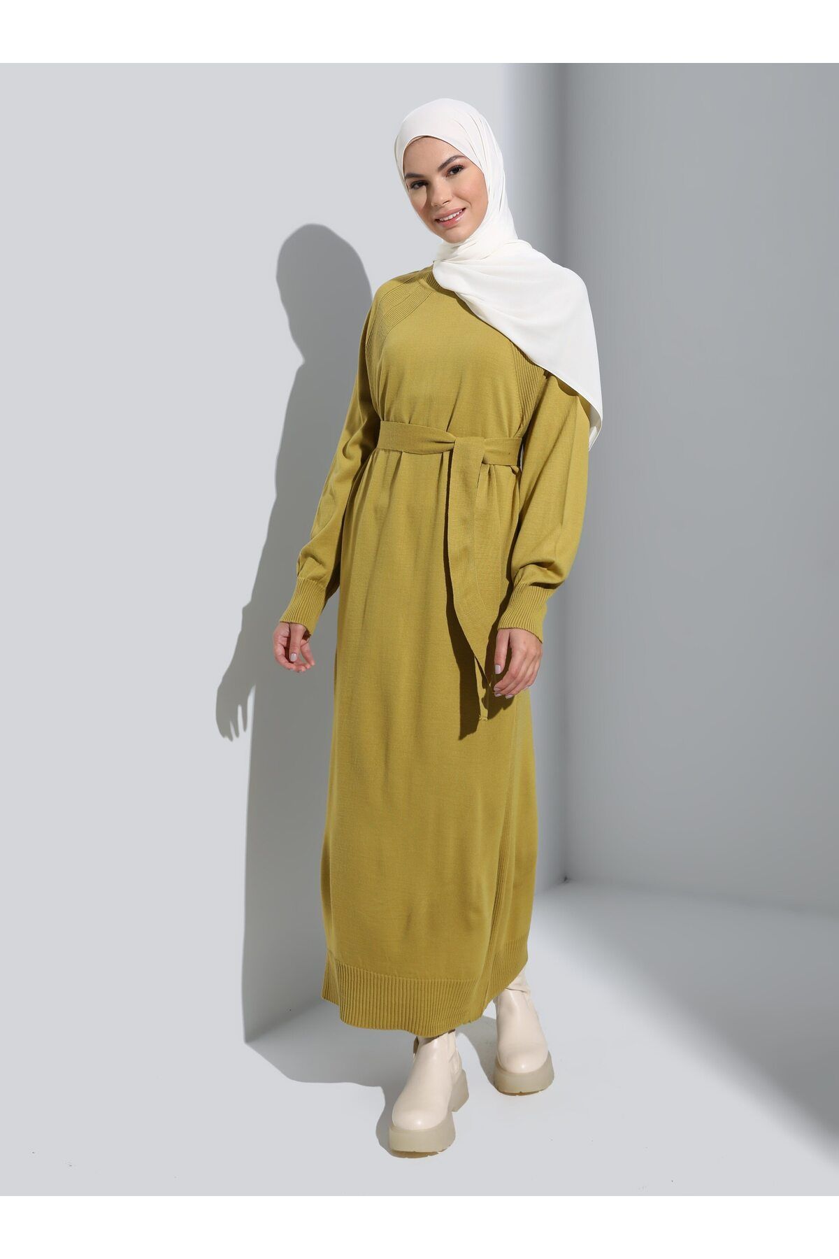Refka-Hijab-Kleid aus Strick mit Raglanärmeln und Gürteldetail – Ölgrün – Refka 6