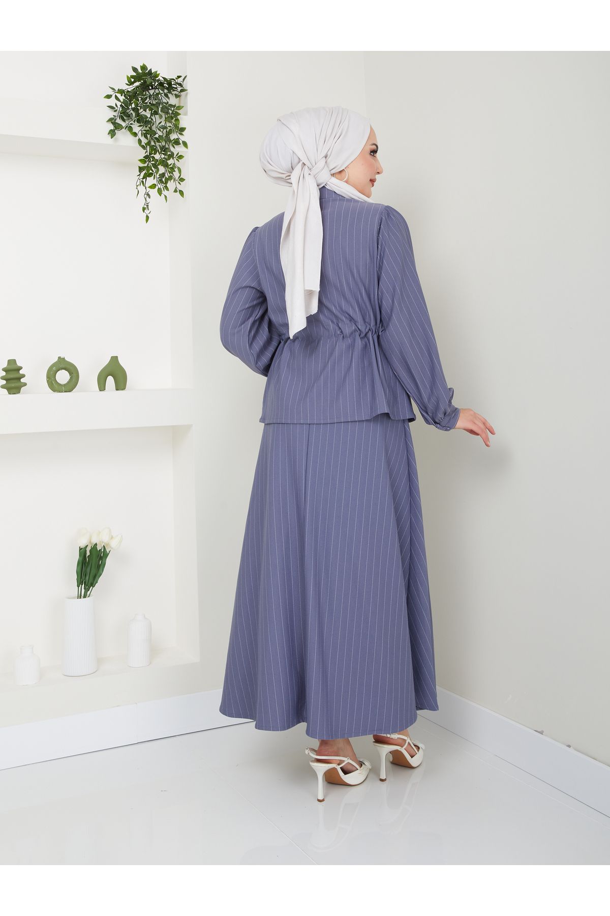 VOLT CLOTHİNG-طقم نسائي بياقة قميص مخططة وتنورة برباط على الخصر 6