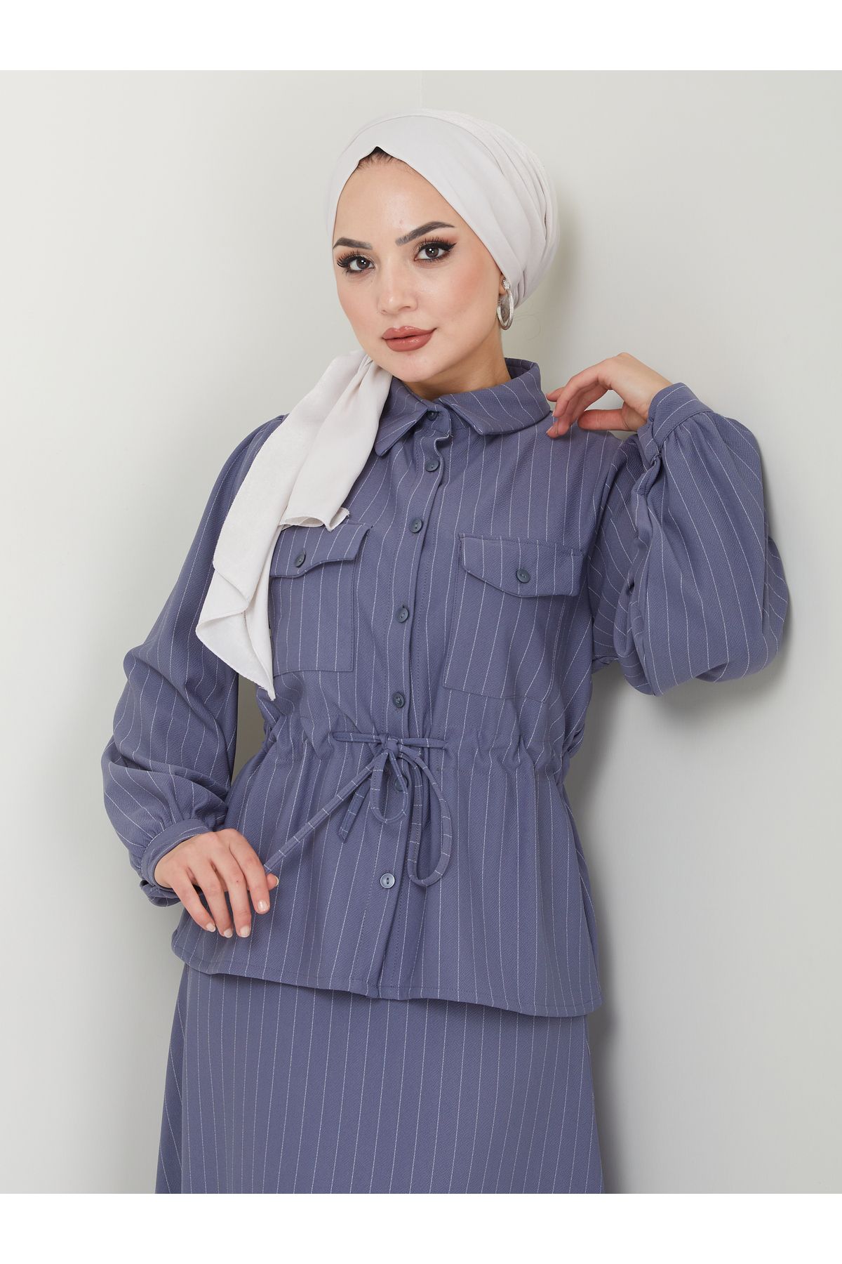 VOLT CLOTHİNG-طقم نسائي بياقة قميص مخططة وتنورة برباط على الخصر 4