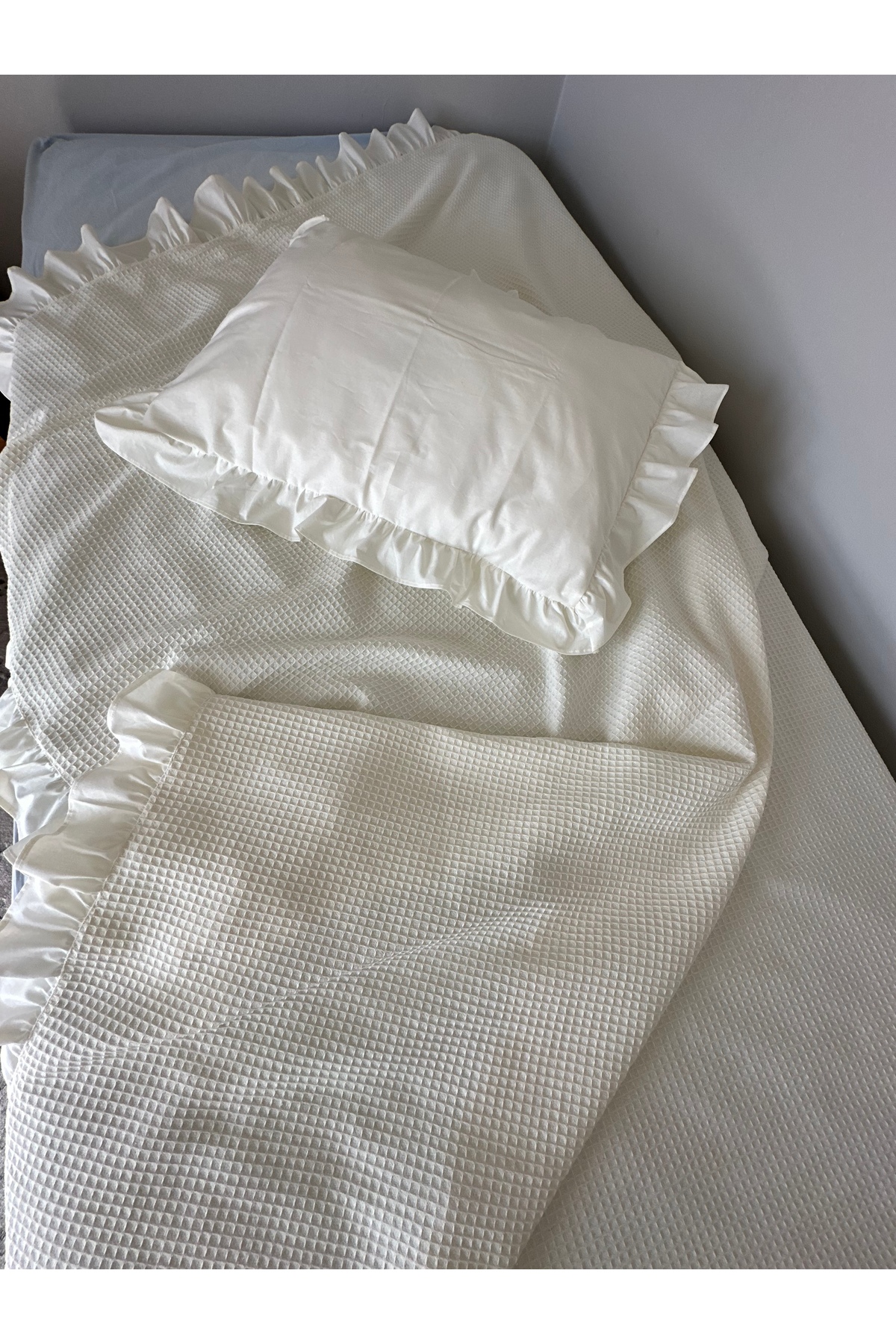 Fırfırlı Krem Çift Kişilik Petek Pike 200x230 (2 adet yastık kılıfı ile) 4