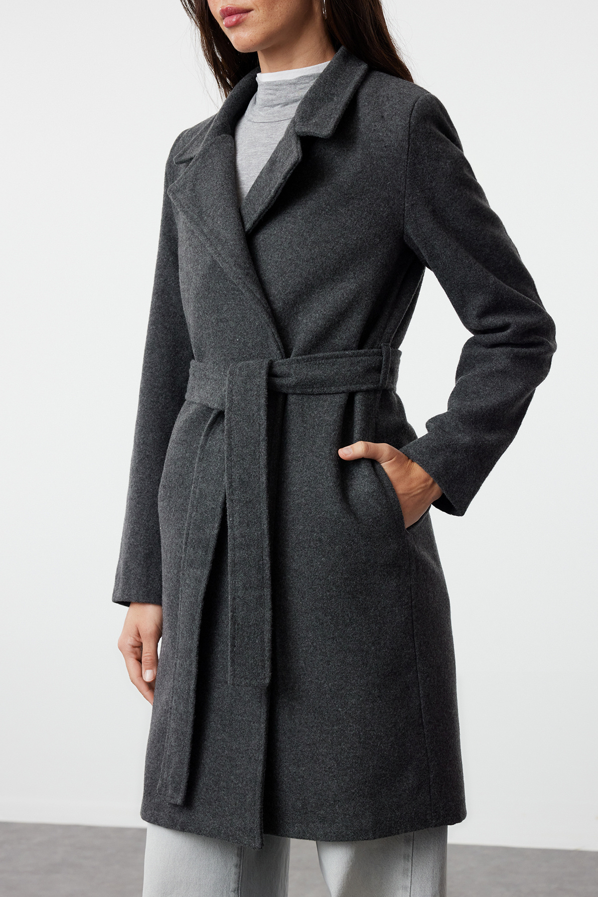 Trendyol Collection Długi wełniany płaszcz Stamp w kolorze antracytowym – z paskiem, TWOAW20KB0033