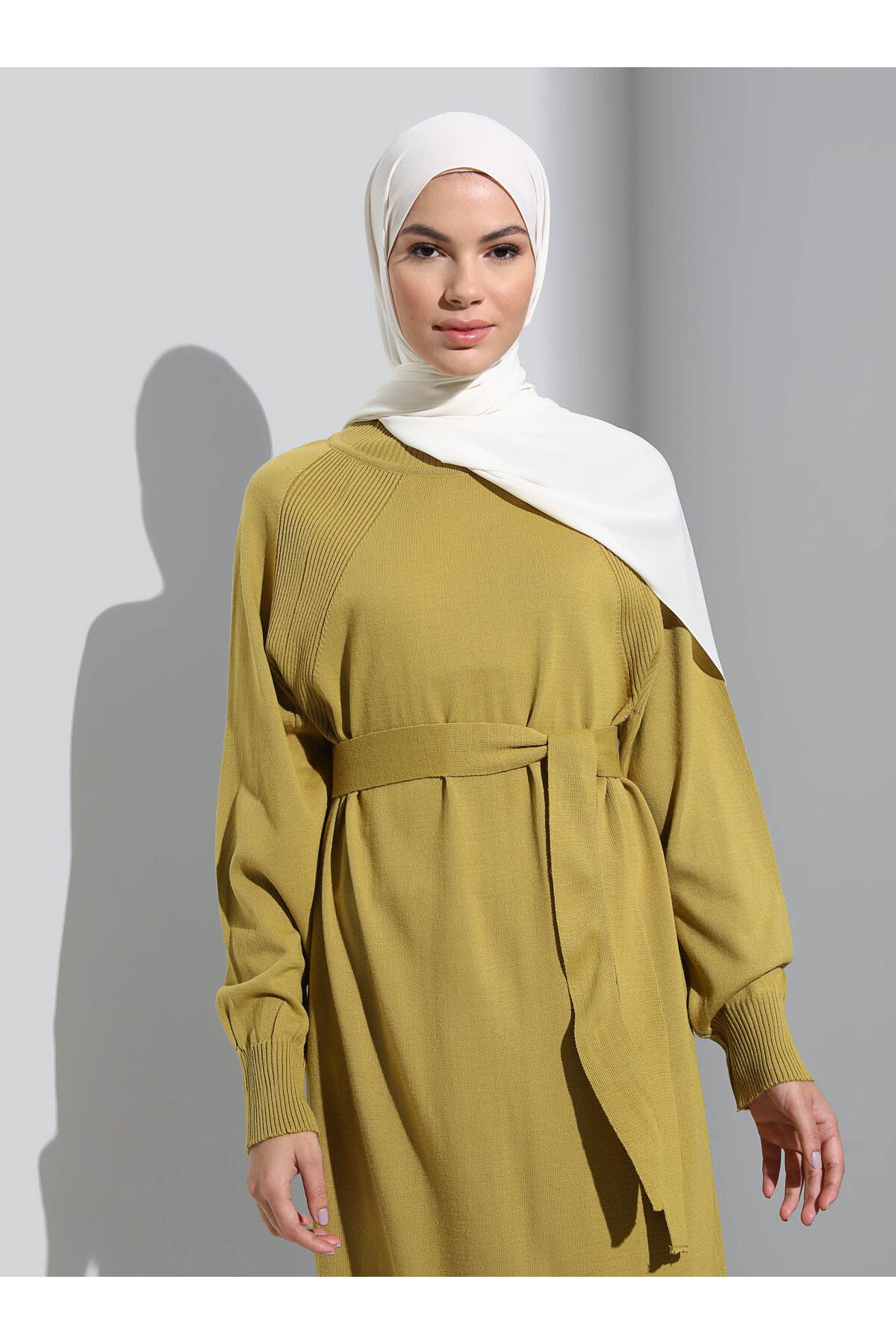 Refka-Hijab-Kleid aus Strick mit Raglanärmeln und Gürteldetail – Ölgrün – Refka 7