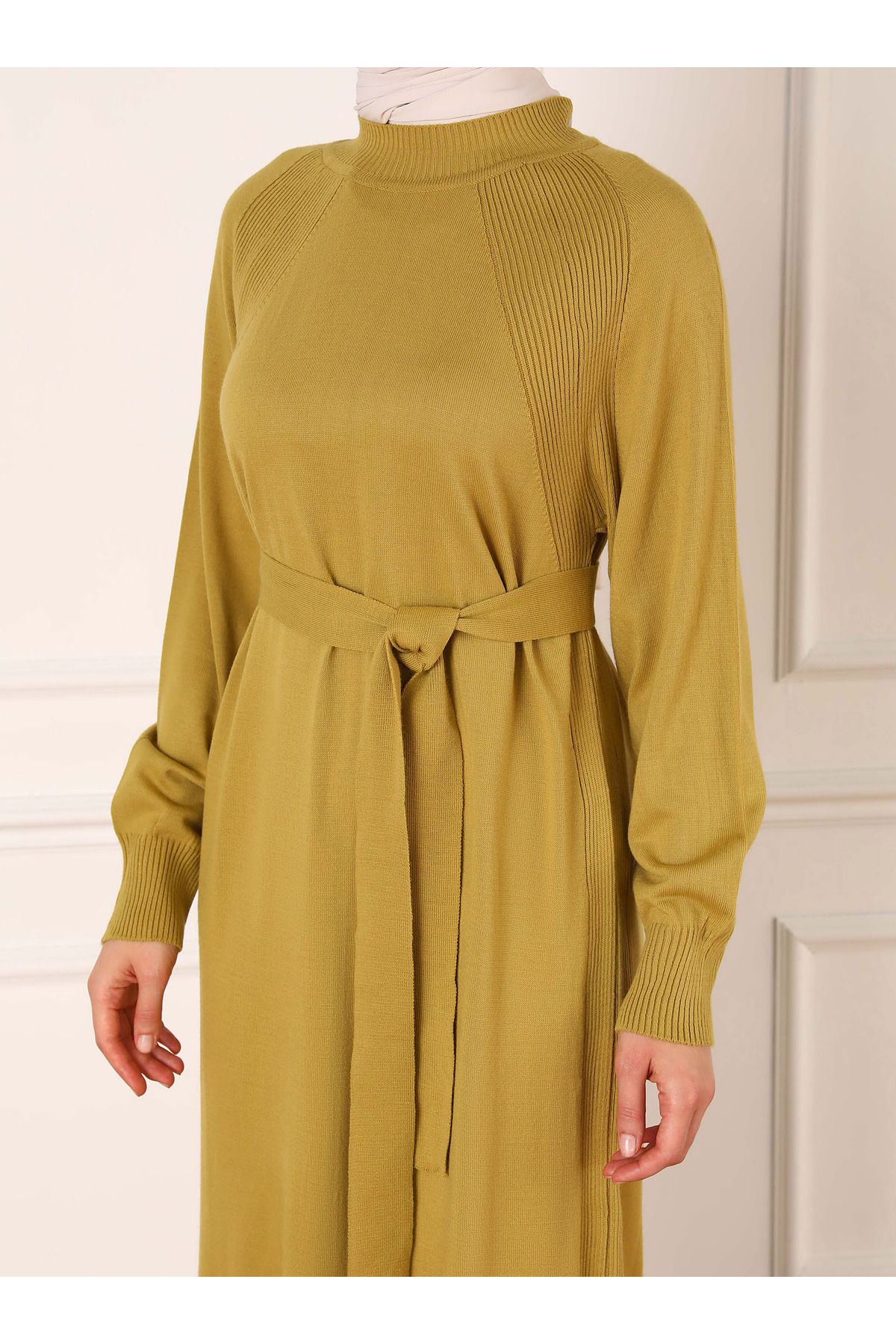 Refka-Hijab-Kleid aus Strick mit Raglanärmeln und Gürteldetail – Ölgrün – Refka 4