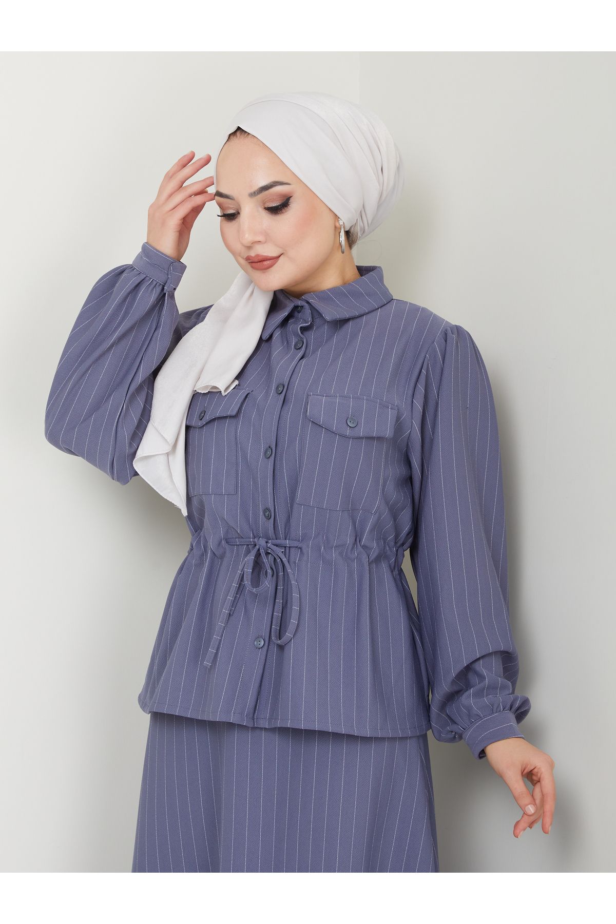 VOLT CLOTHİNG-طقم نسائي بياقة قميص مخططة وتنورة برباط على الخصر 3
