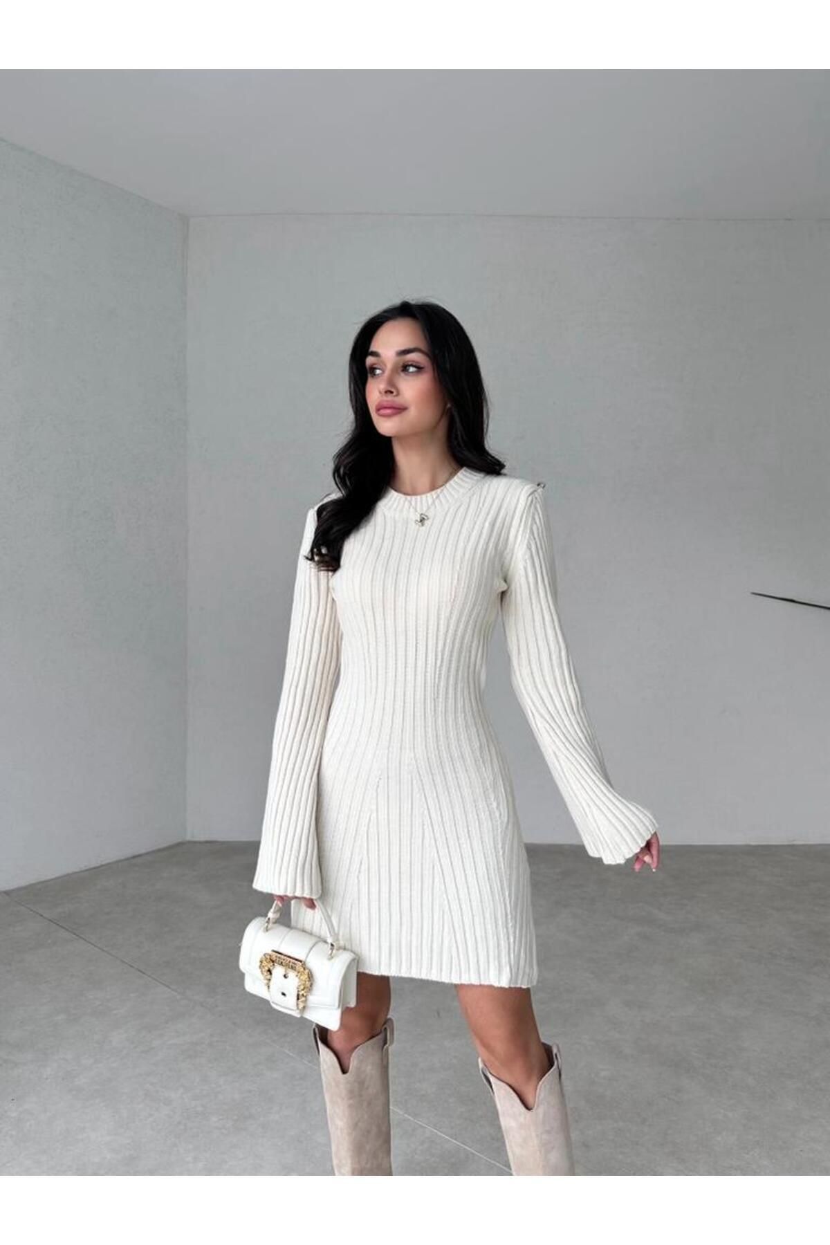 elle porte une mini fitille triko hivernale
