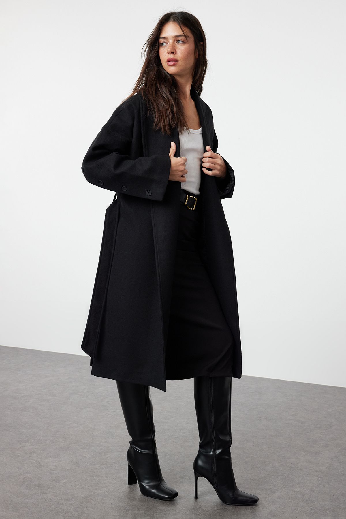 Trendyol Collection Miękki, Teksturowany Czarny Płaszcz Oversize - Detale Z Guzikami I Rozcięciem Twoaw25kb00027 Kobieta - M/L