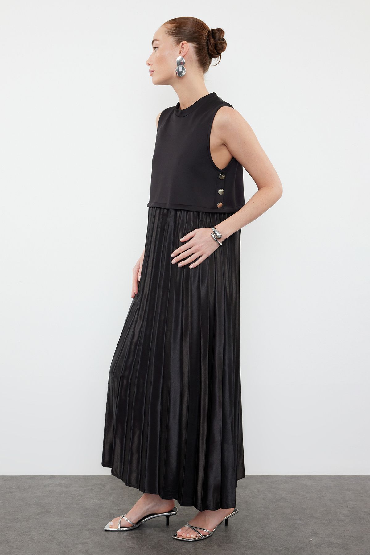 Trendyol Modest Spódnica Plisowana Czarna Satynowa Sukienka Bez Rękawów - Podszewka Bielizna Kobieta - 40