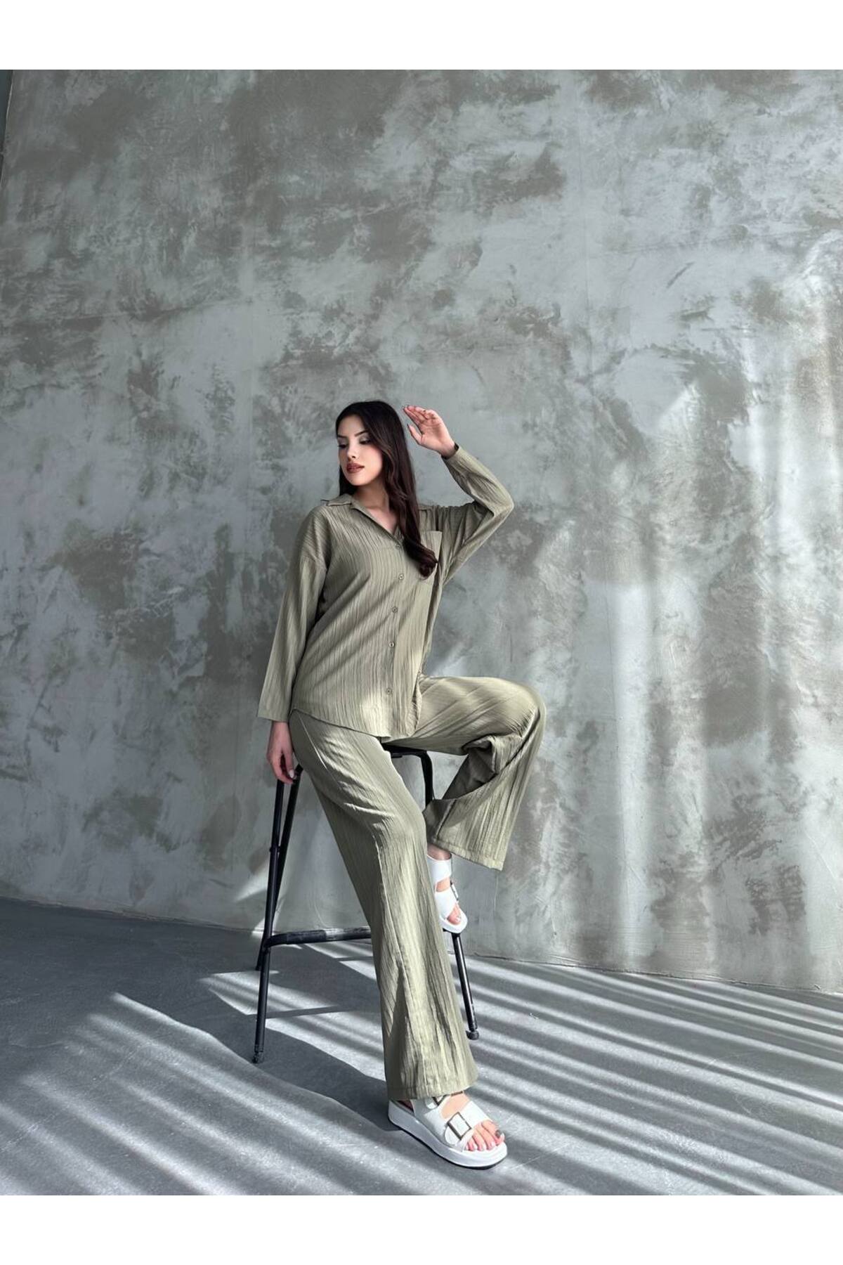 Ensemble court pour femme avec poches, détail froissé kaki - Görsel 3