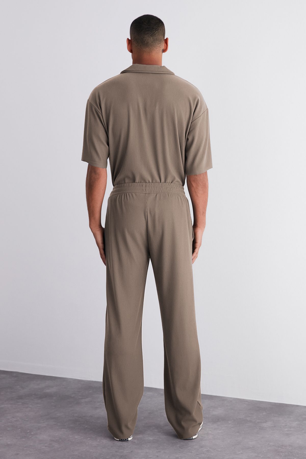 Trendyol Collection-Limitierte Edition Nerz-Einteiler-Jogginghose mit weitem Bein, strukturiert, knitterfrei, versteckter Kordel, TMNSS23EA00013 6