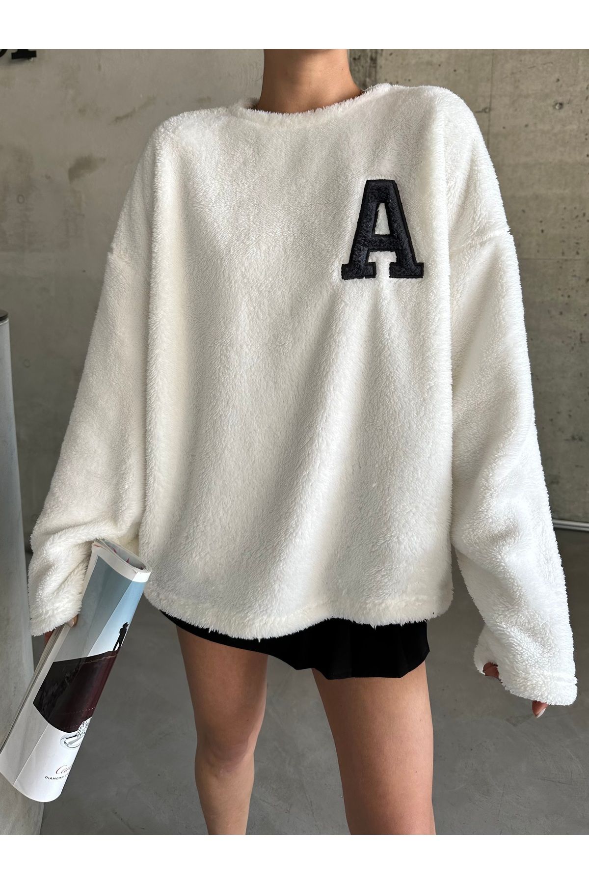MODAGEN Biała Pluszowa Bluza - Okrągły Dekolt, Detale Na Klatce Piersiowej, Unisex Unisex - L