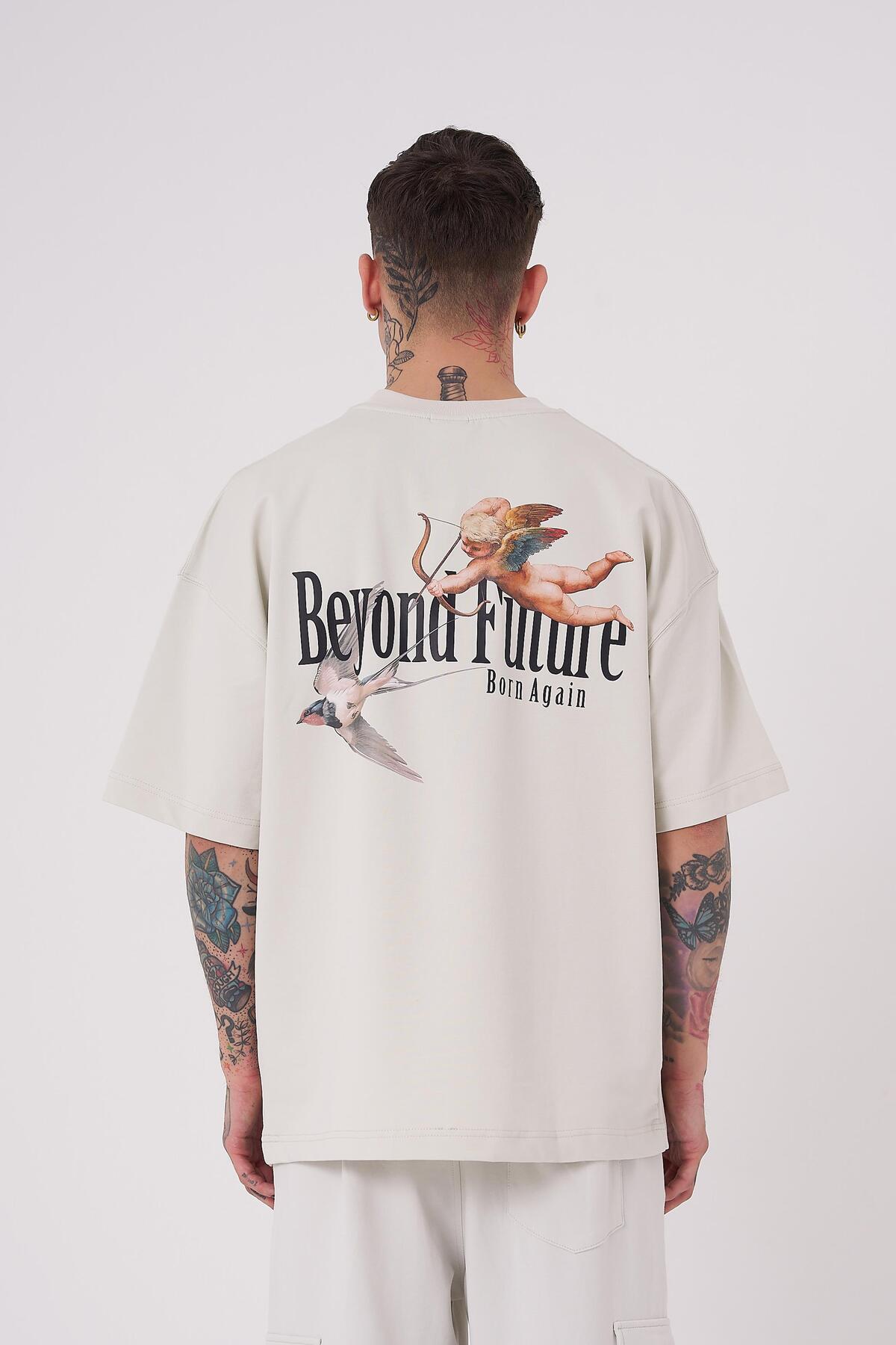 تیشرت مردانه خاکستری با چاپ فراتر از آینده