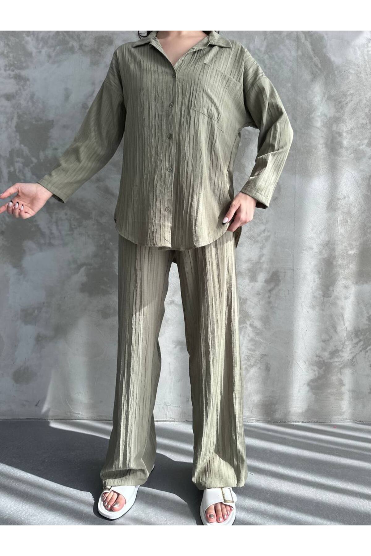 Ensemble court pour femme avec poches, détail froissé kaki - Görsel 4