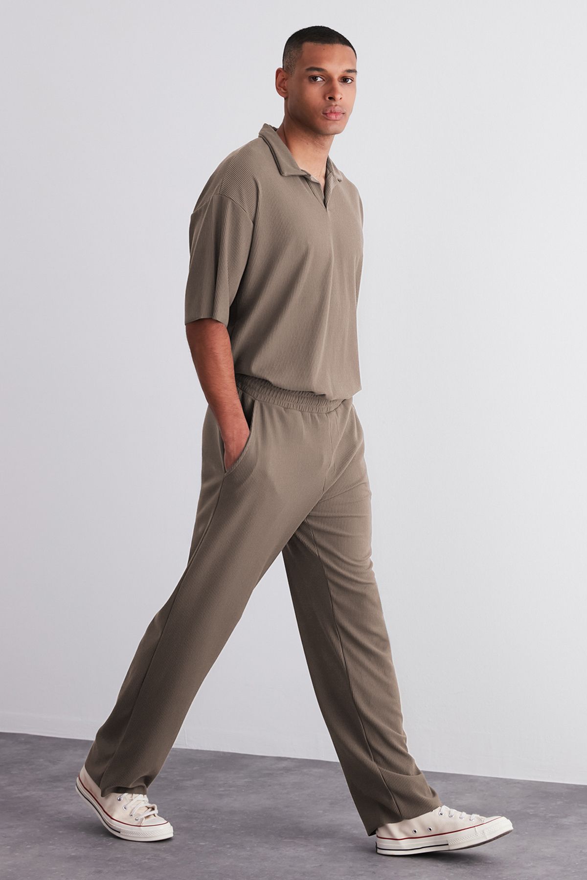 Trendyol Collection-Limitierte Edition Nerz-Einteiler-Jogginghose mit weitem Bein, strukturiert, knitterfrei, versteckter Kordel, TMNSS23EA00013 4