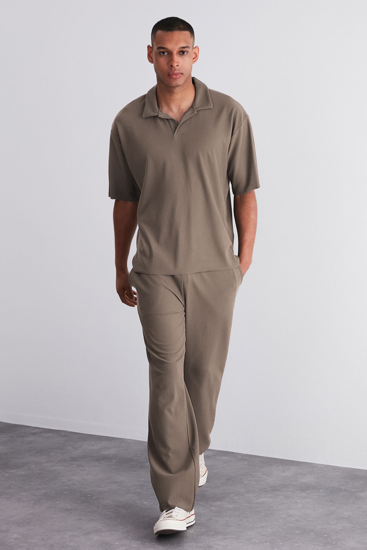 Trendyol Collection-Limitierte Edition Nerz-Einteiler-Jogginghose mit weitem Bein, strukturiert, knitterfrei, versteckter Kordel, TMNSS23EA00013 5