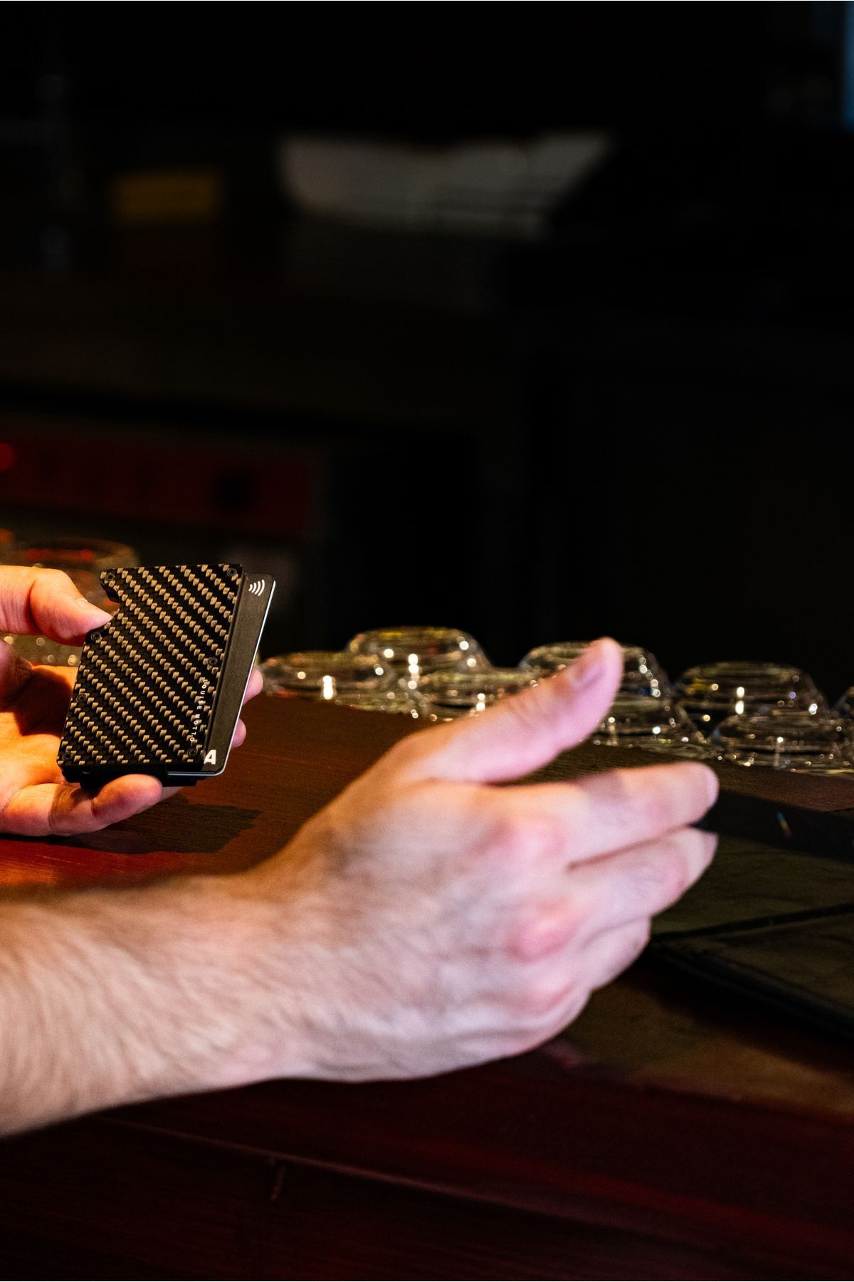 کیف پول مردانه و زنانه CARDX تسمه موج تیره فیبر کربن نگهدارنده کارت کلیپ احتباس مسدود کردن RFID سیاه Louise Motto