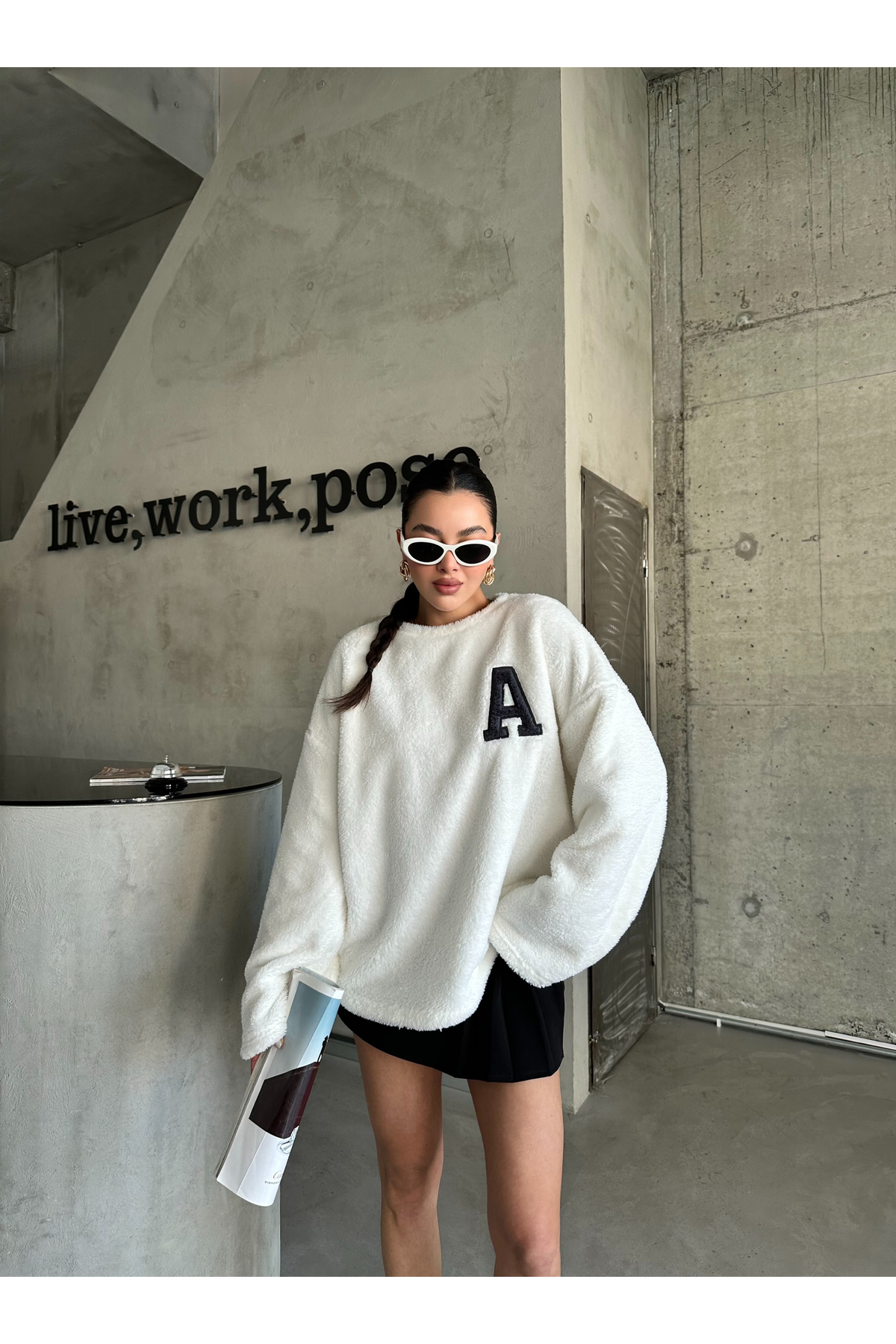 MODAGEN Unisex Beyaz Bisiklet Yaka Göğüs Detaylı Peluş Sweatshirt görsel 5