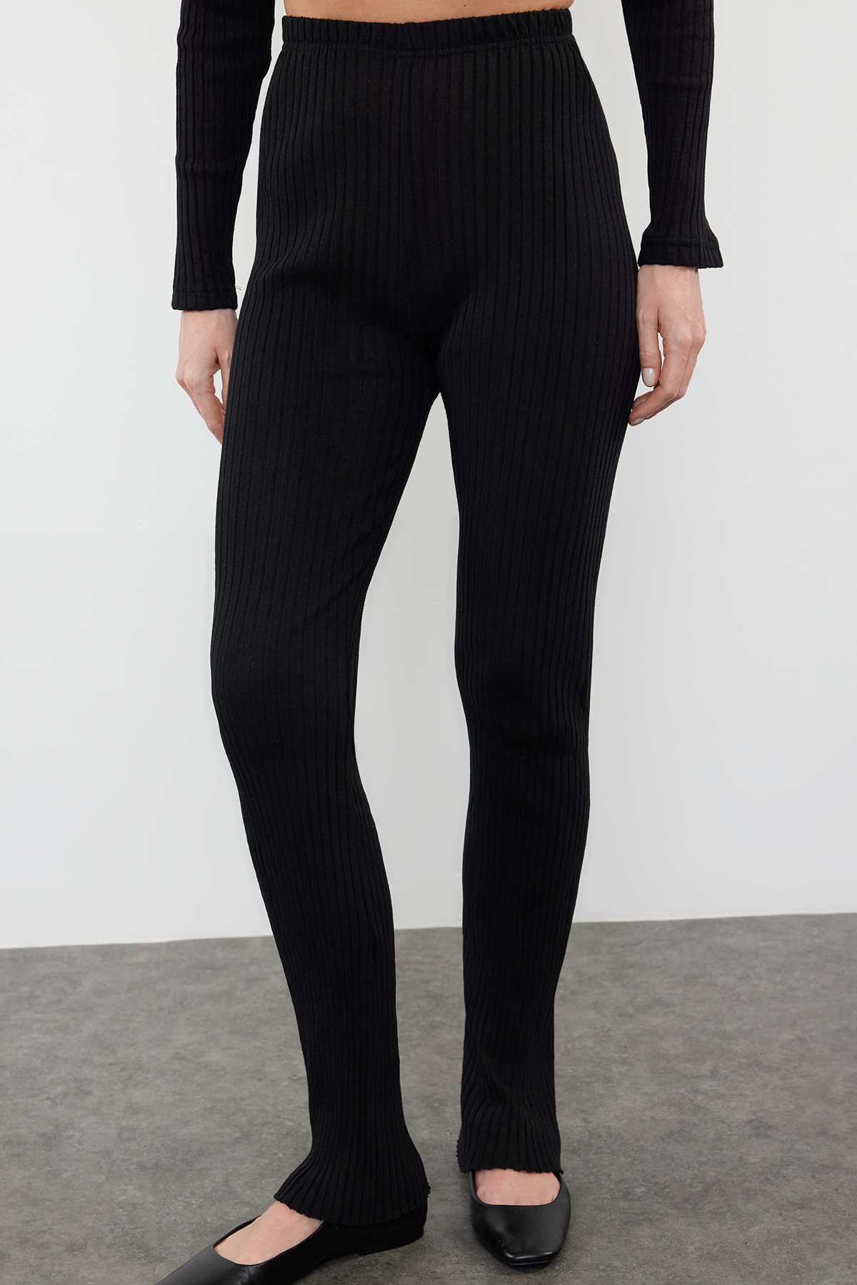 Trendyolmilla  Siyah Bisiklet Yaka Fitilli Esnek Örme Bluz ve Pantolon Alt-Üst Takım TWOAW25AU00061 - Görsel 4