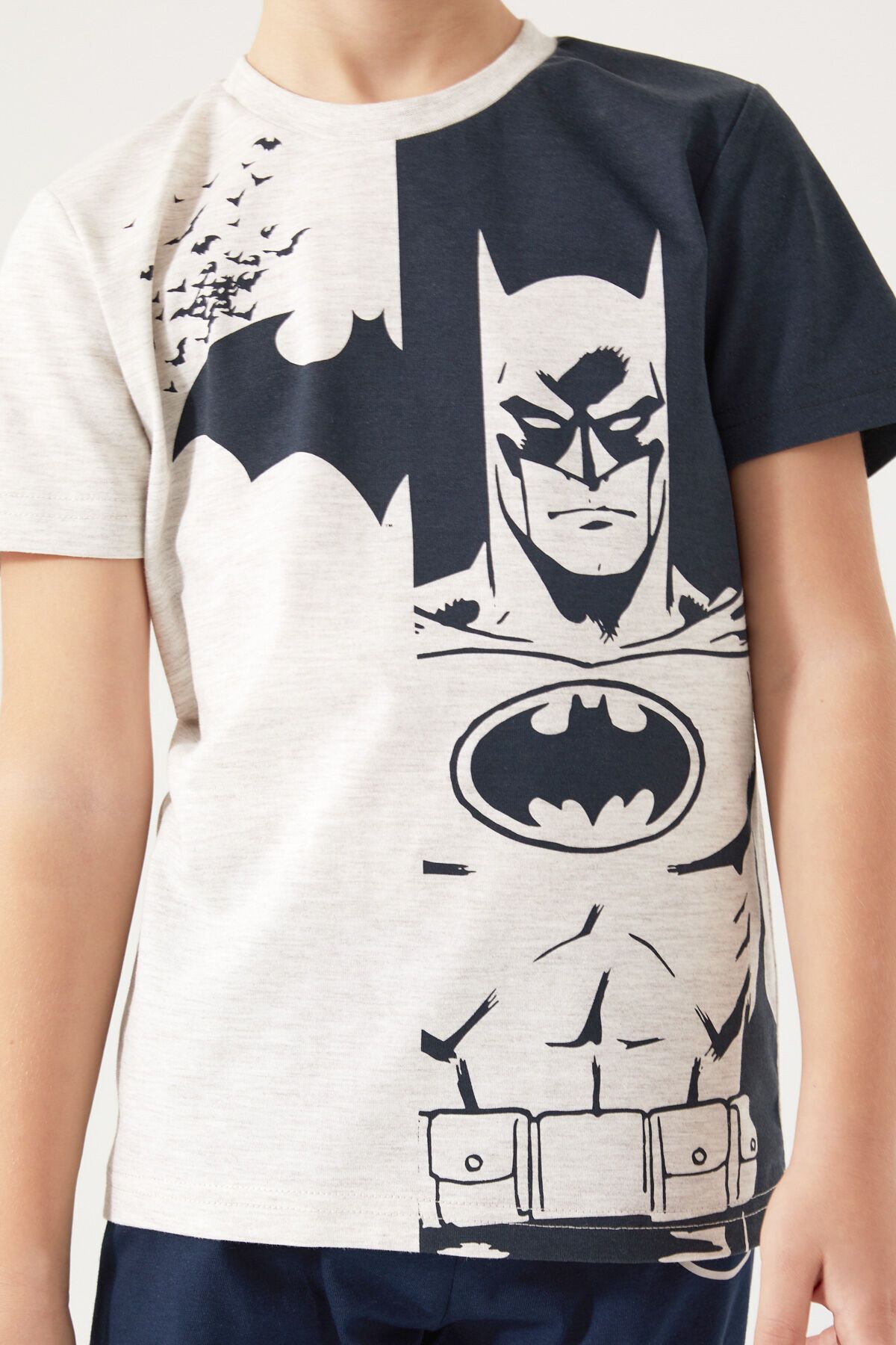 Batman-طقم بيجامة للأولاد بأكمام قصيرة باللون الأصفر والأبيض 2