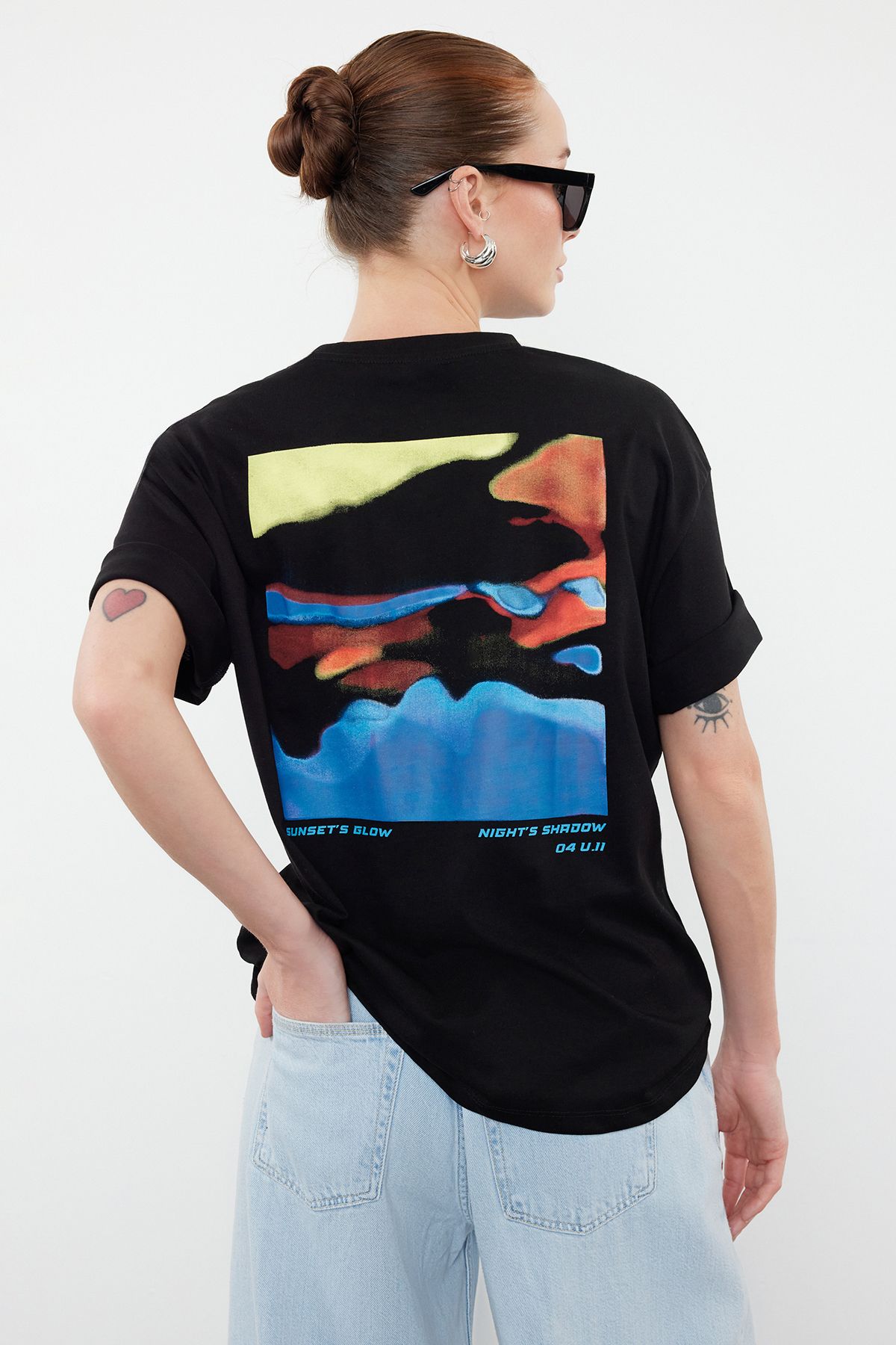 Trendyol Collection Černé prémiové pohodlné tričko – 100% bavlna s potištěným tričkem TWOSS24TS00172