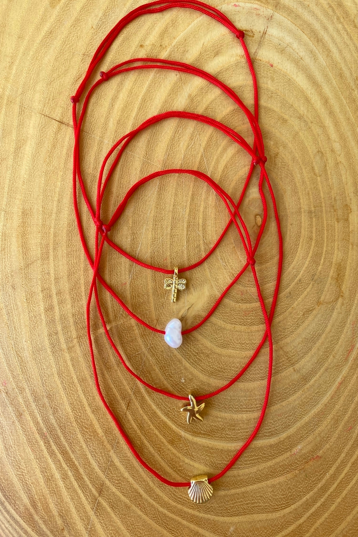 Shepidi 4'lü yıldız, deniz kabuğu, inci yusufçuk figürlü kırmızı kilit örgü halhal